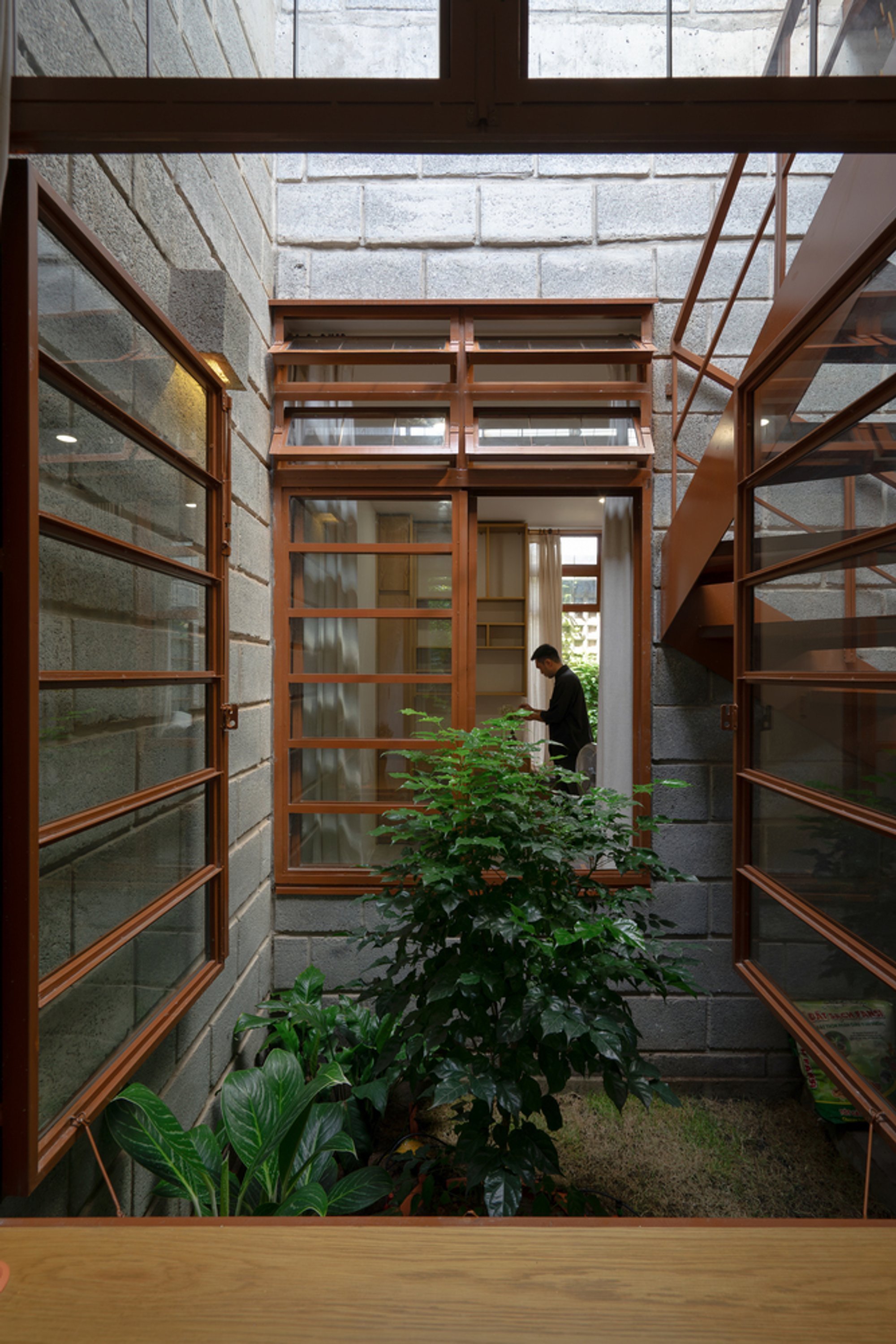 Tad.atelier Builds a 90 m² Breathing House Near a Vietnamese Industrial Zone