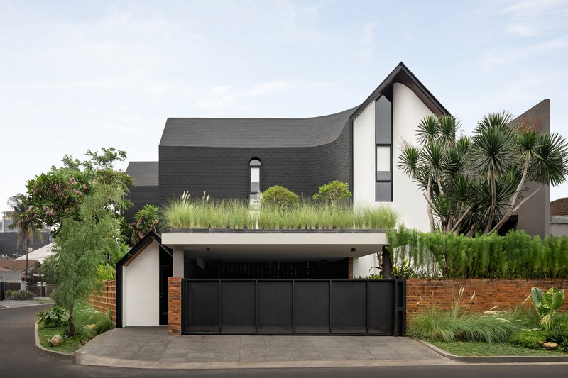 VVVhisper House by Atelier Bertiga in South Jakarta: greenery and modern architecture woven into a quiet domestic landscape