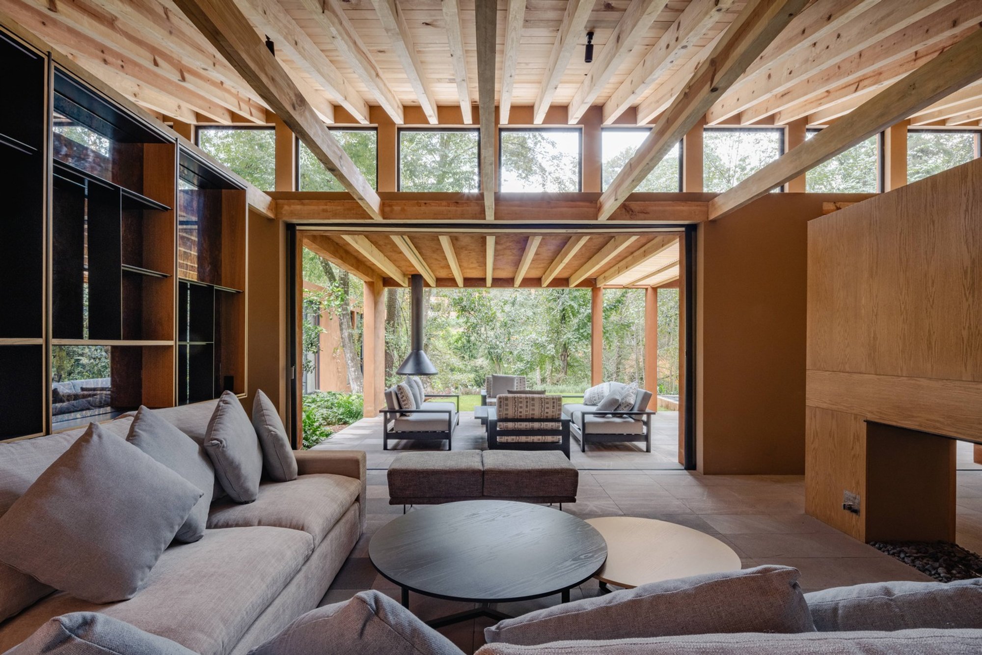 Frondal House: An L-Shaped Modern Country House by Taller MRD