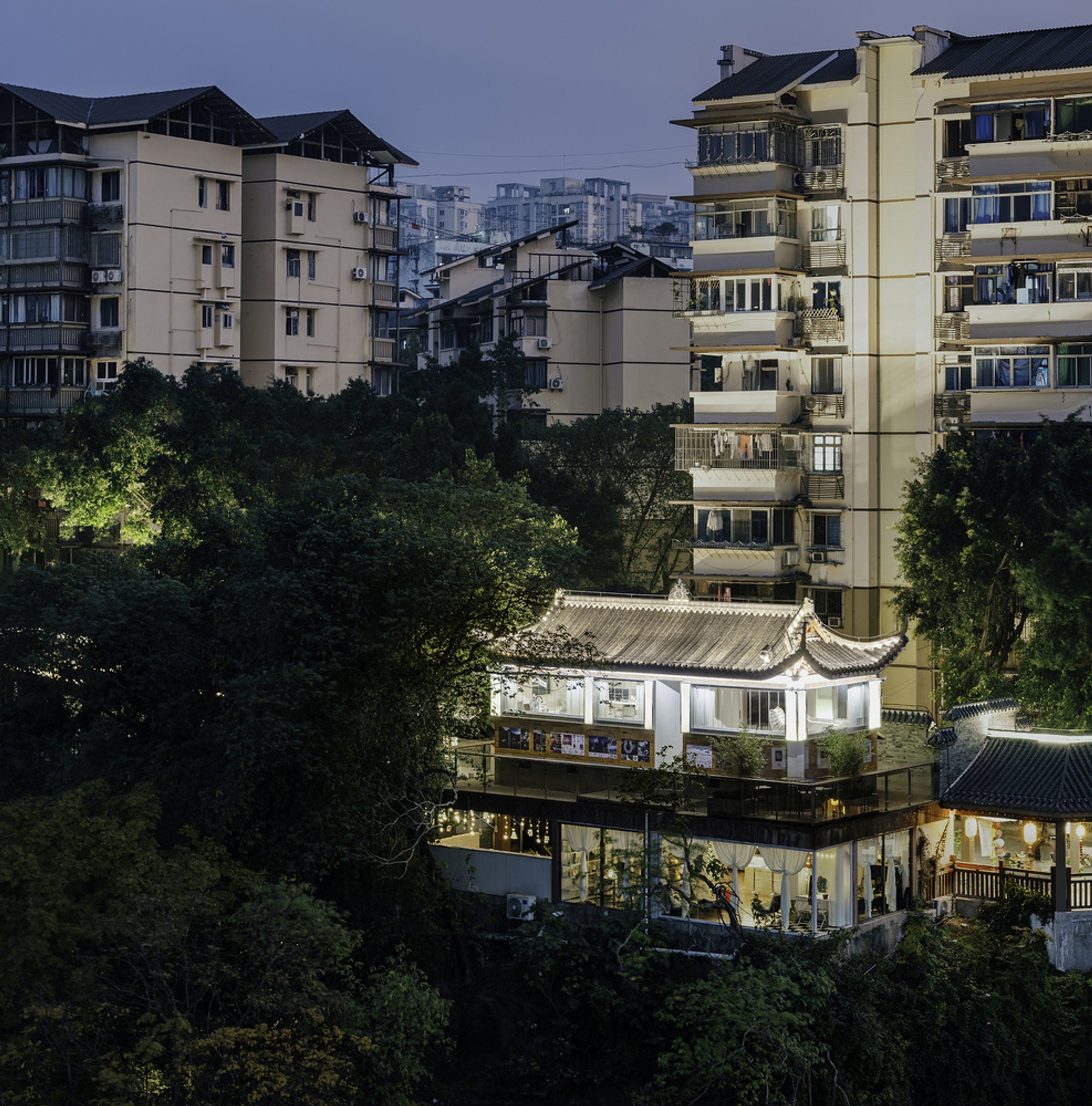AKINTECTS Carves a 39-Square-Meter Cliffside Studio from a Chongqing Promenade Pavilion