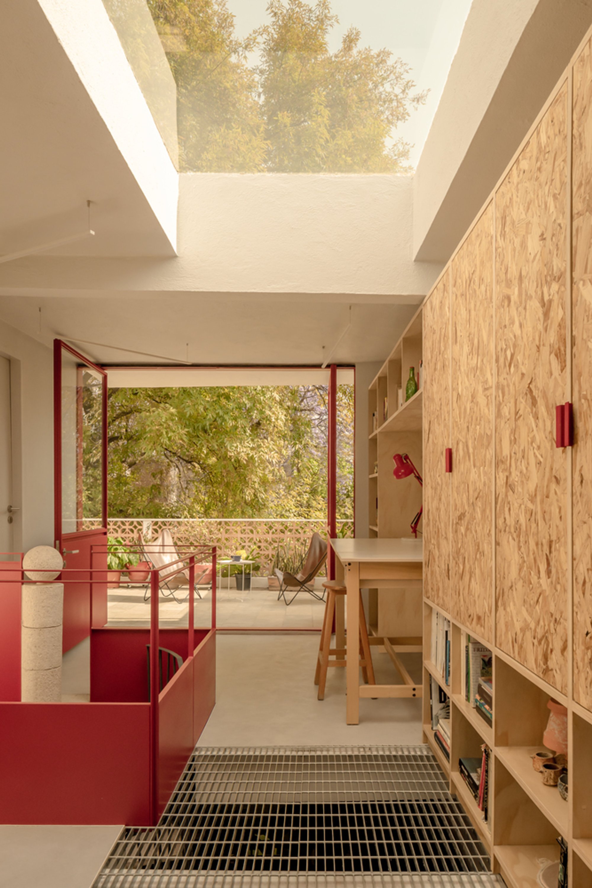 AMASA Estudio Carves a Garnet-Red Art Studio from a Coyoacán Rooftop