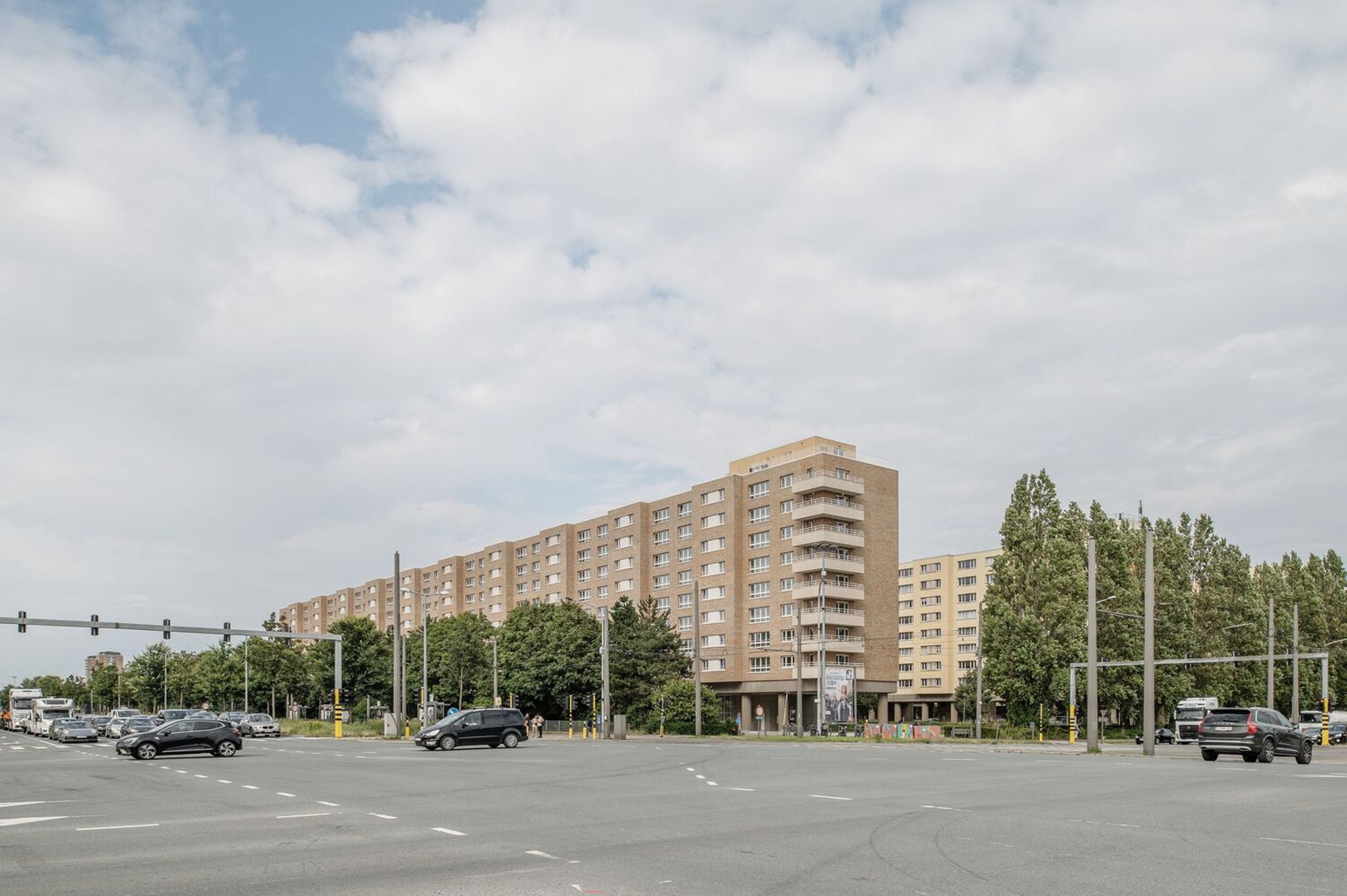 A2D and Vanhecke & Suls Restore 672 Units of 1950s Modernist Social Housing in Antwerp