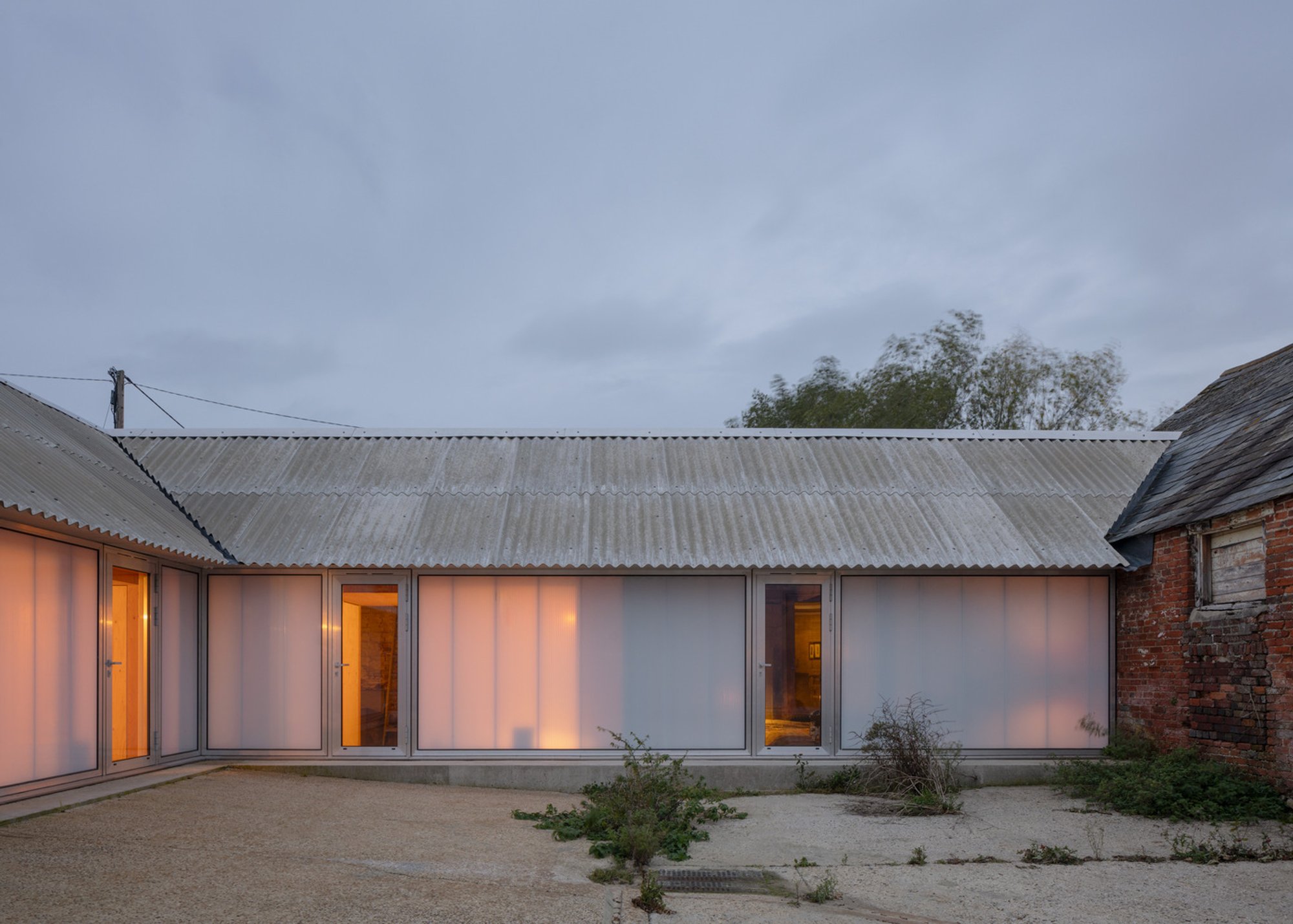 Gianni Botsford Architects Turns Two Isle of Wight Cowsheds into a Home and Artist Residency