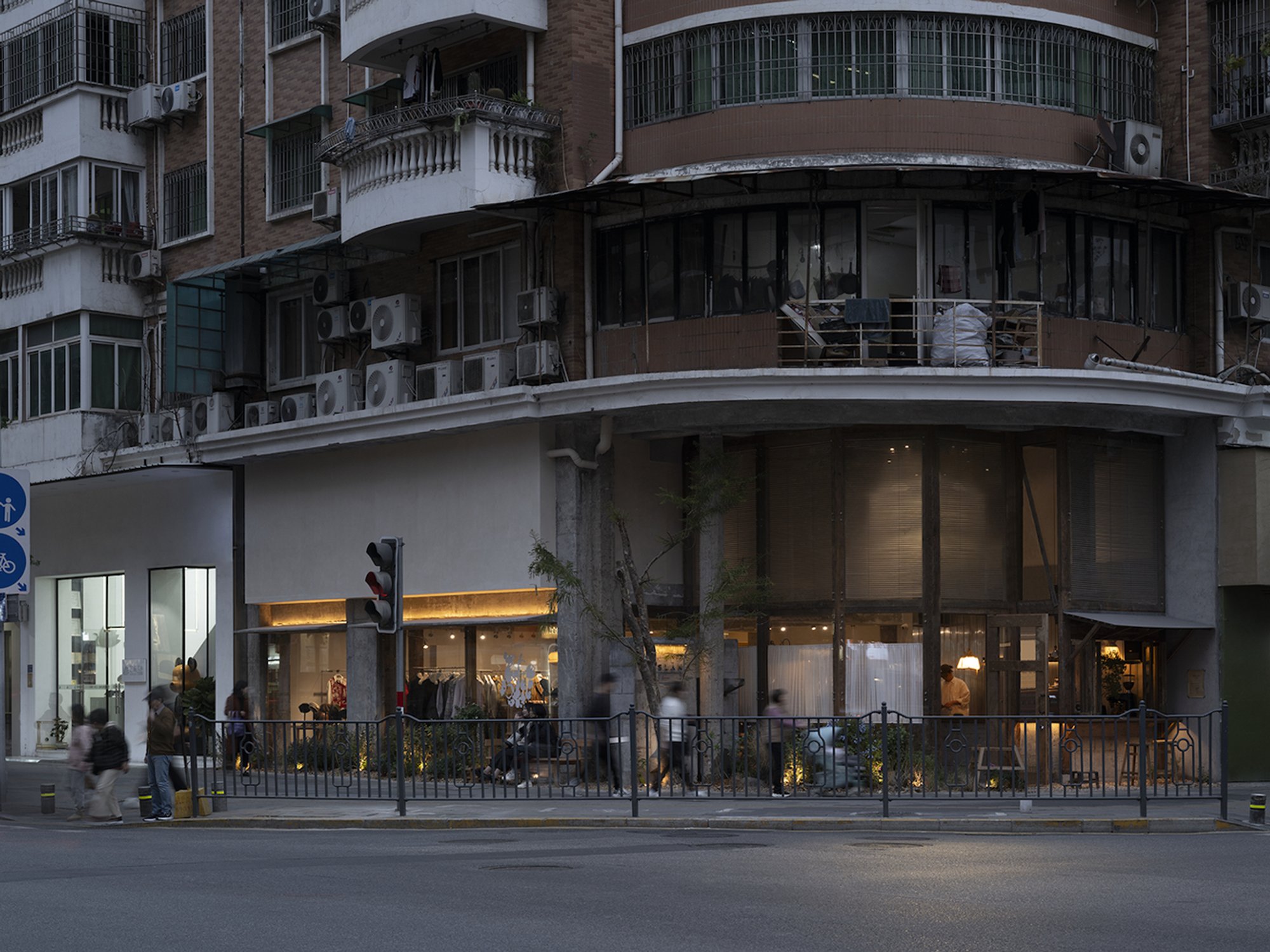 Devolution Builds a Clothing Store in Xiamen from Salvaged Fujian Timber and Stone