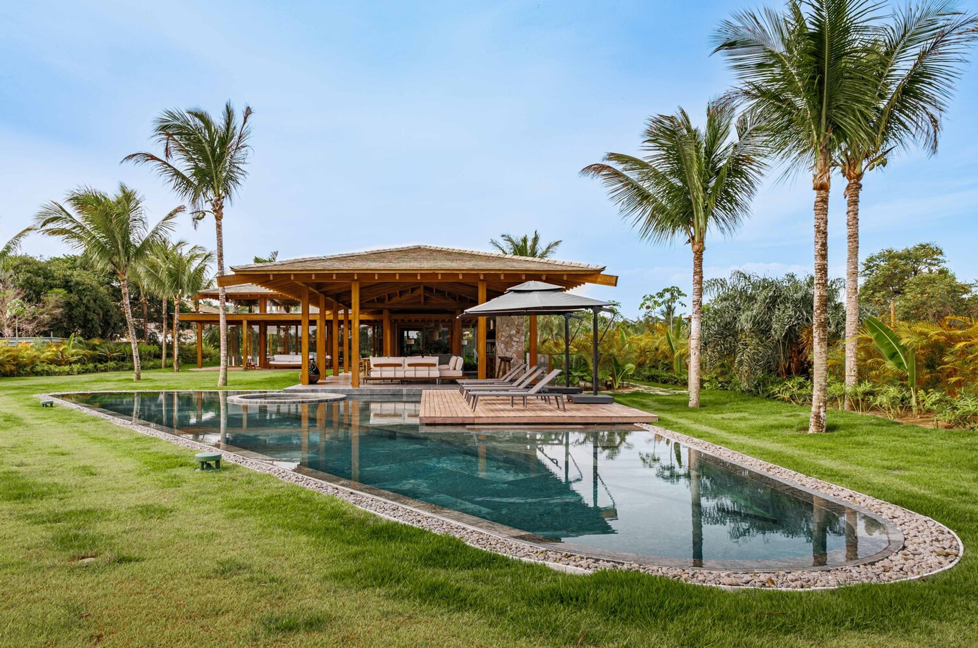 Tropical Wooden House Design: GS House by Attmo Arquitetos in Trancoso, Brazil