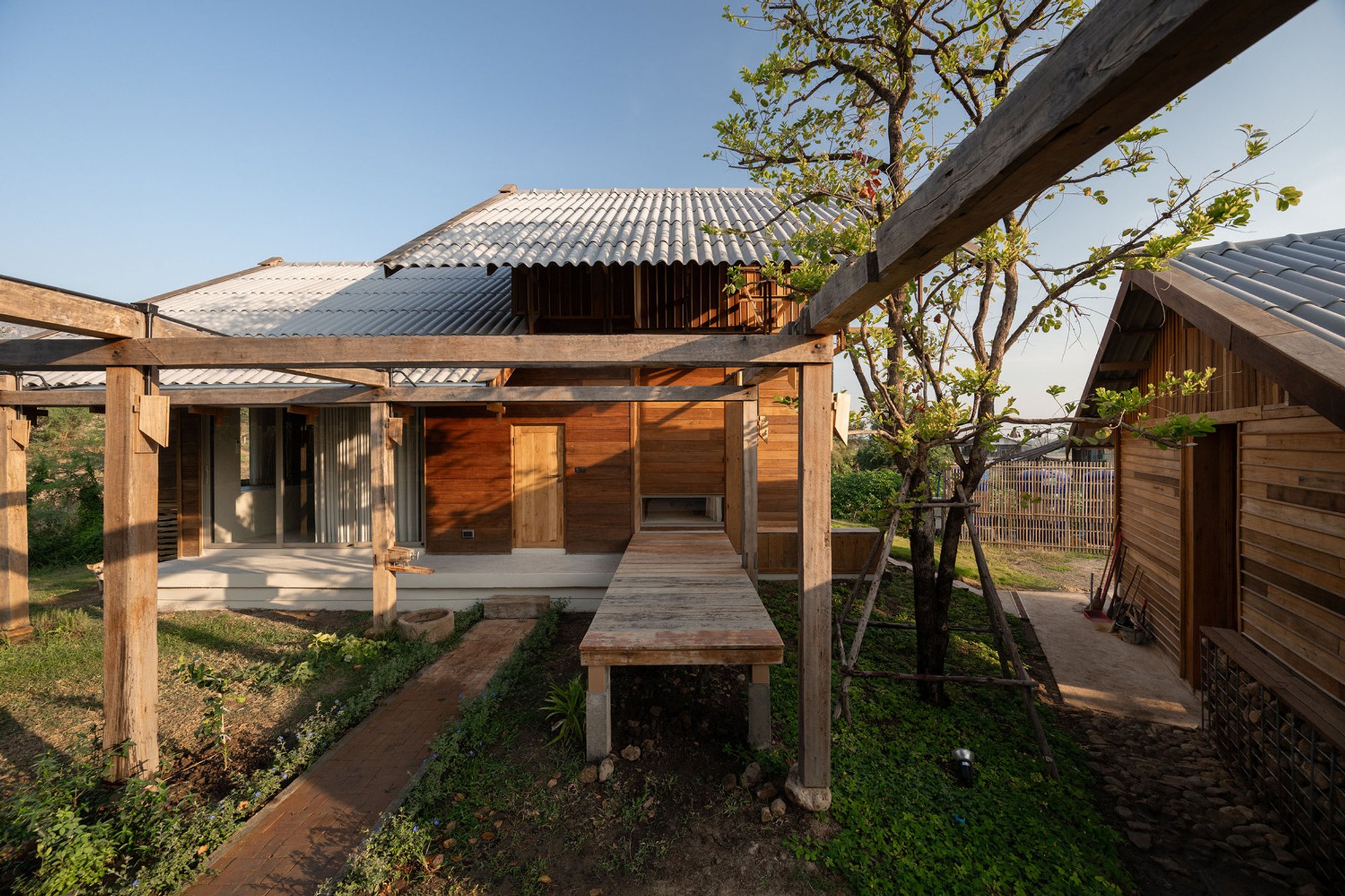 Vernacular Sustainable House Design: Baan Sao Yong Hin by Housescape Design Lab