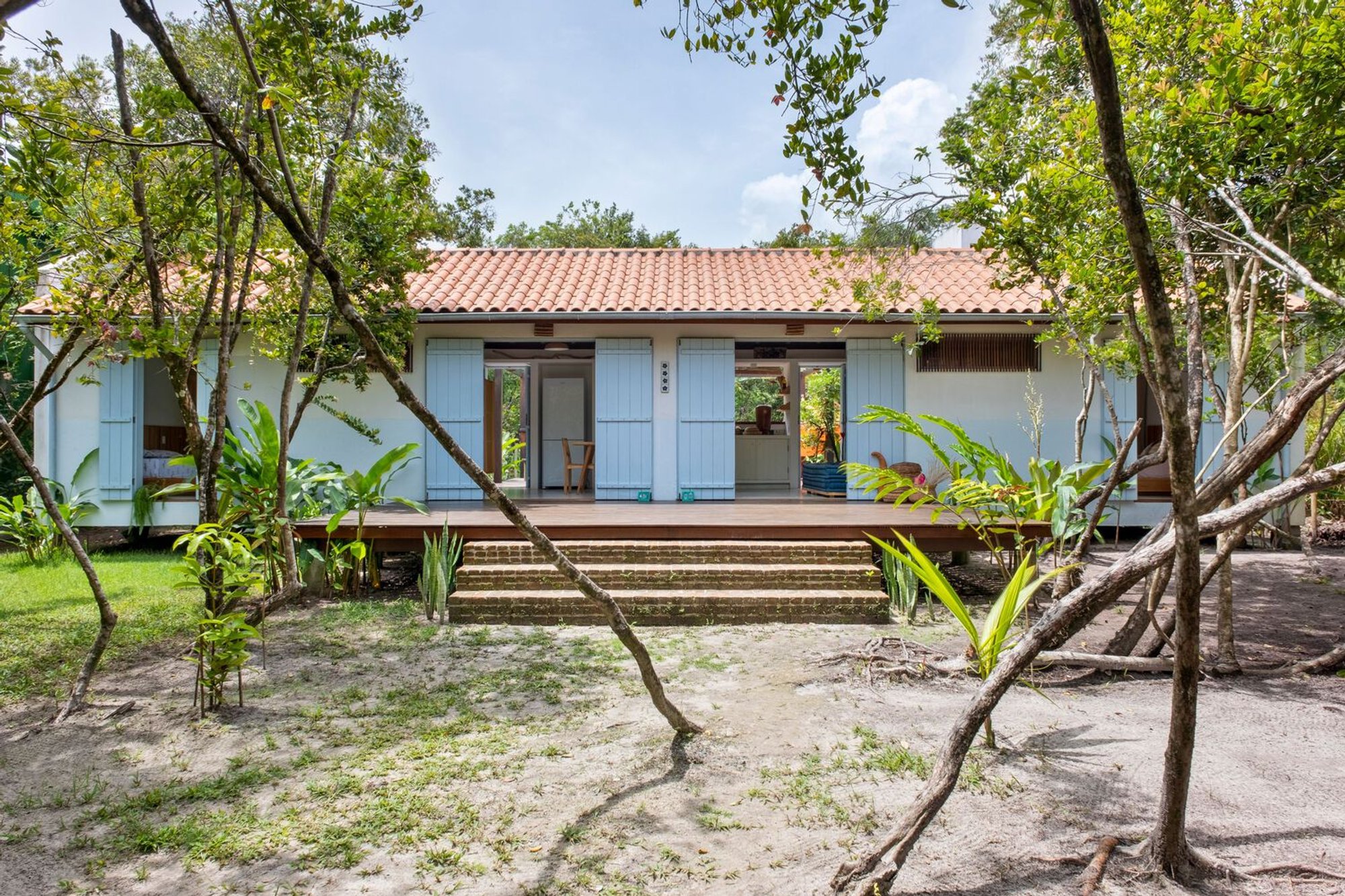 Tropical Minimalist Architecture: Palco House by Cecchi Millan