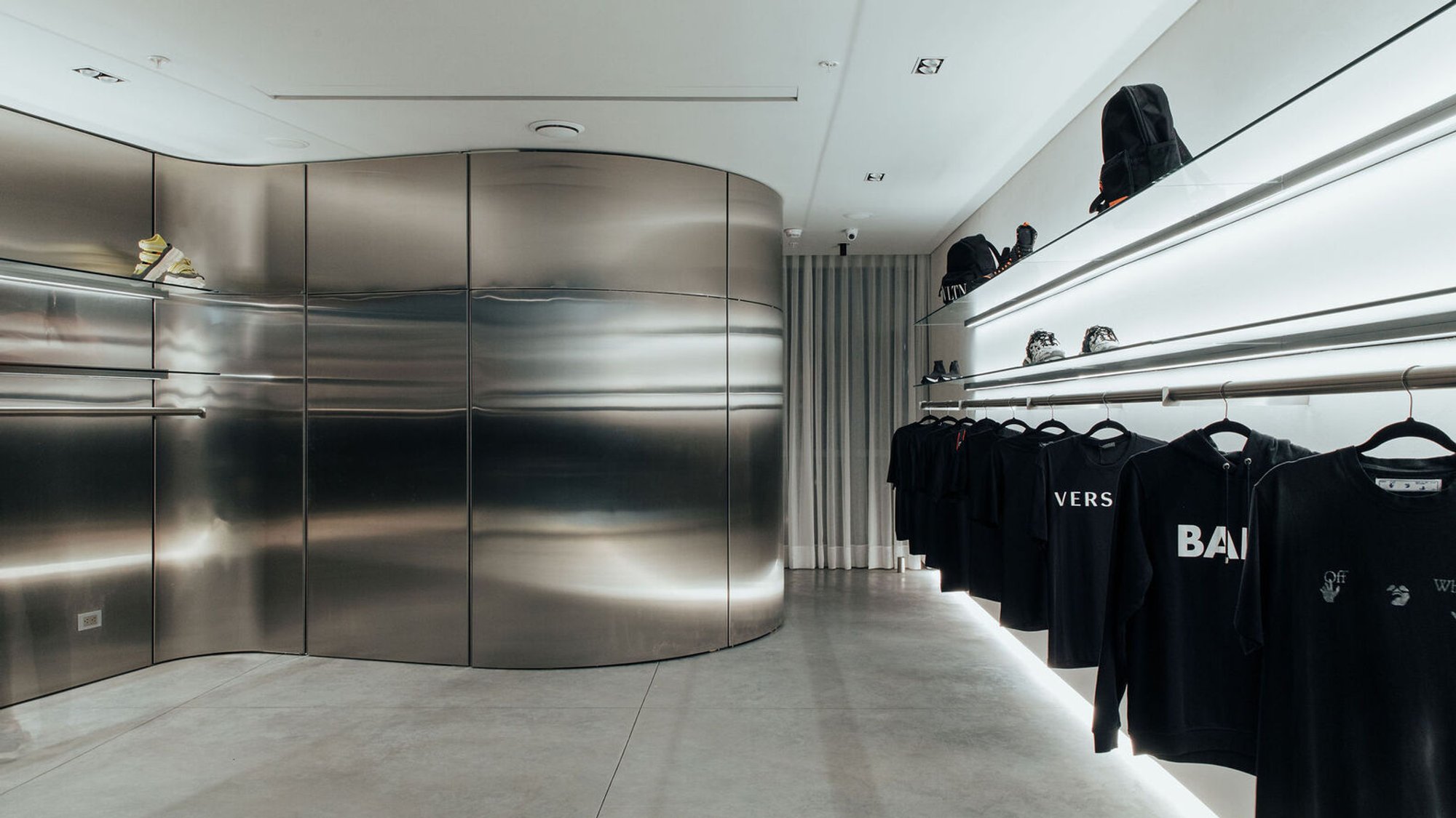 Boo Studio Wraps a Trapezoidal Medellín Boutique in a Continuous Steel Shell