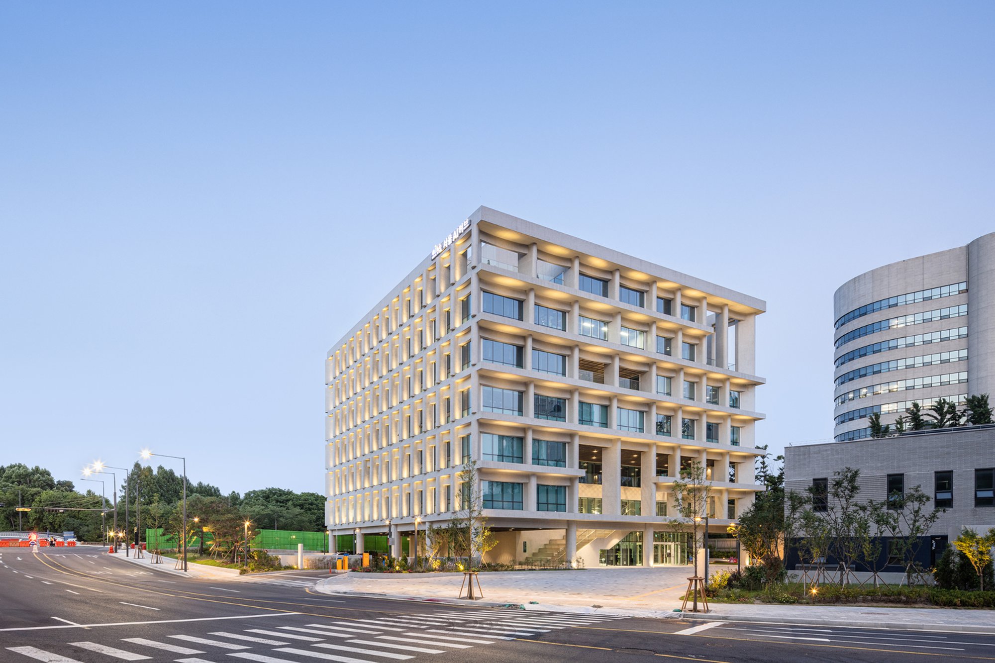 stpmj Rethinks the Office Tower by Giving Away Half Its Floors to Shared Space