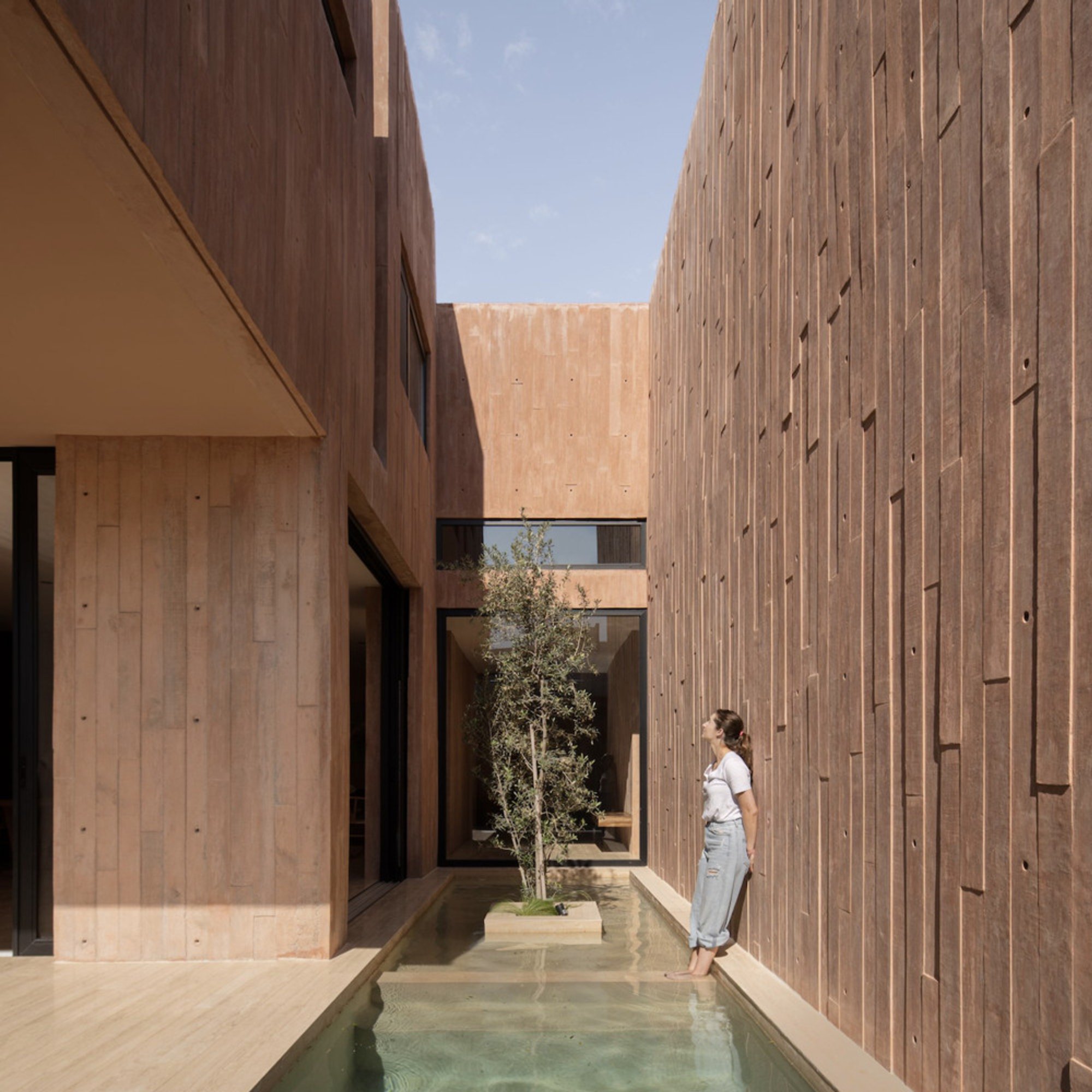 Jorge Garibay Arquitectos Carves Two Concrete Volumes That Never Touch in Querétaro