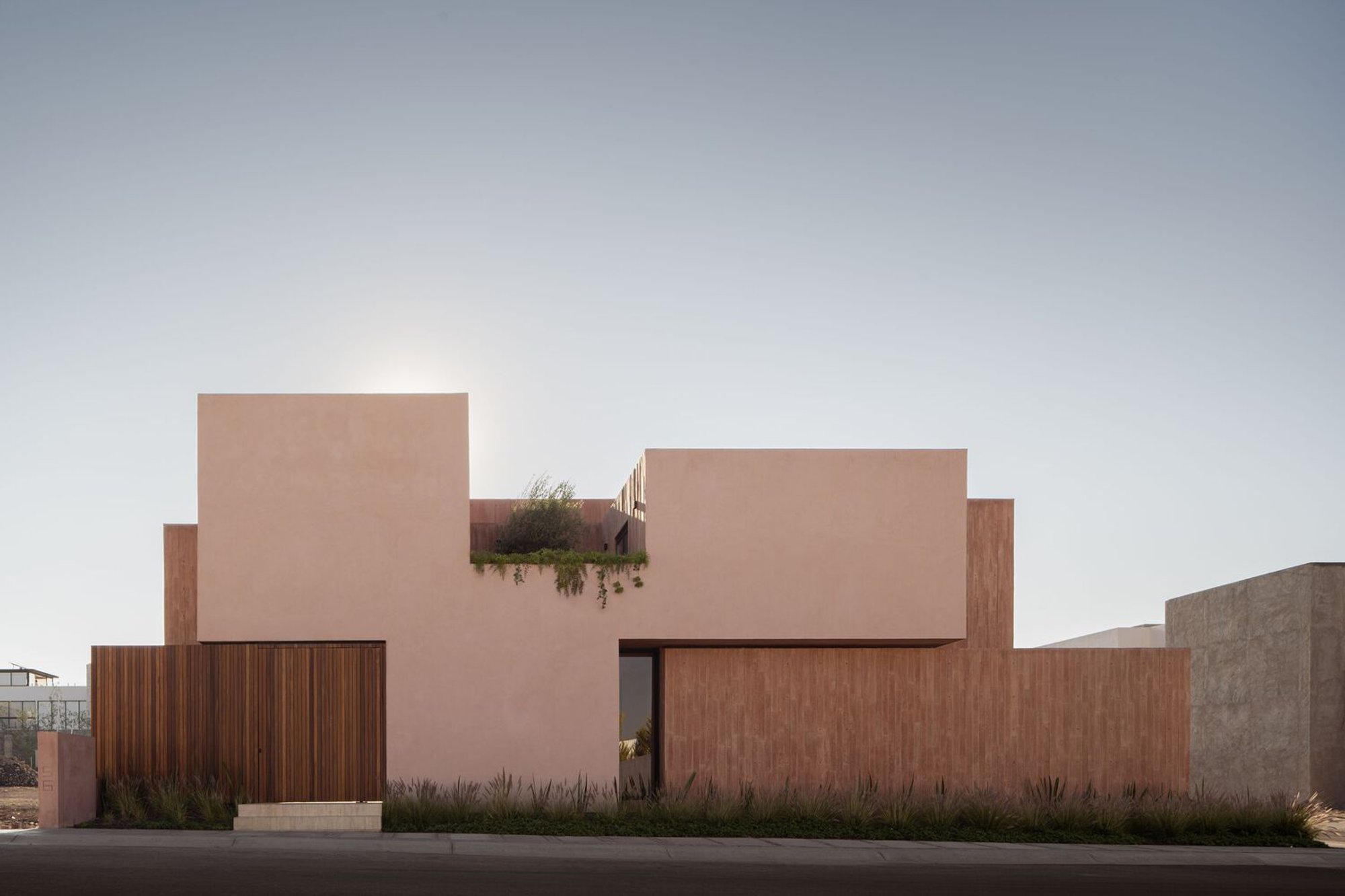 Lujambio House by Jorge Garibay Arquitectos: A Masterpiece of Geometry and Space