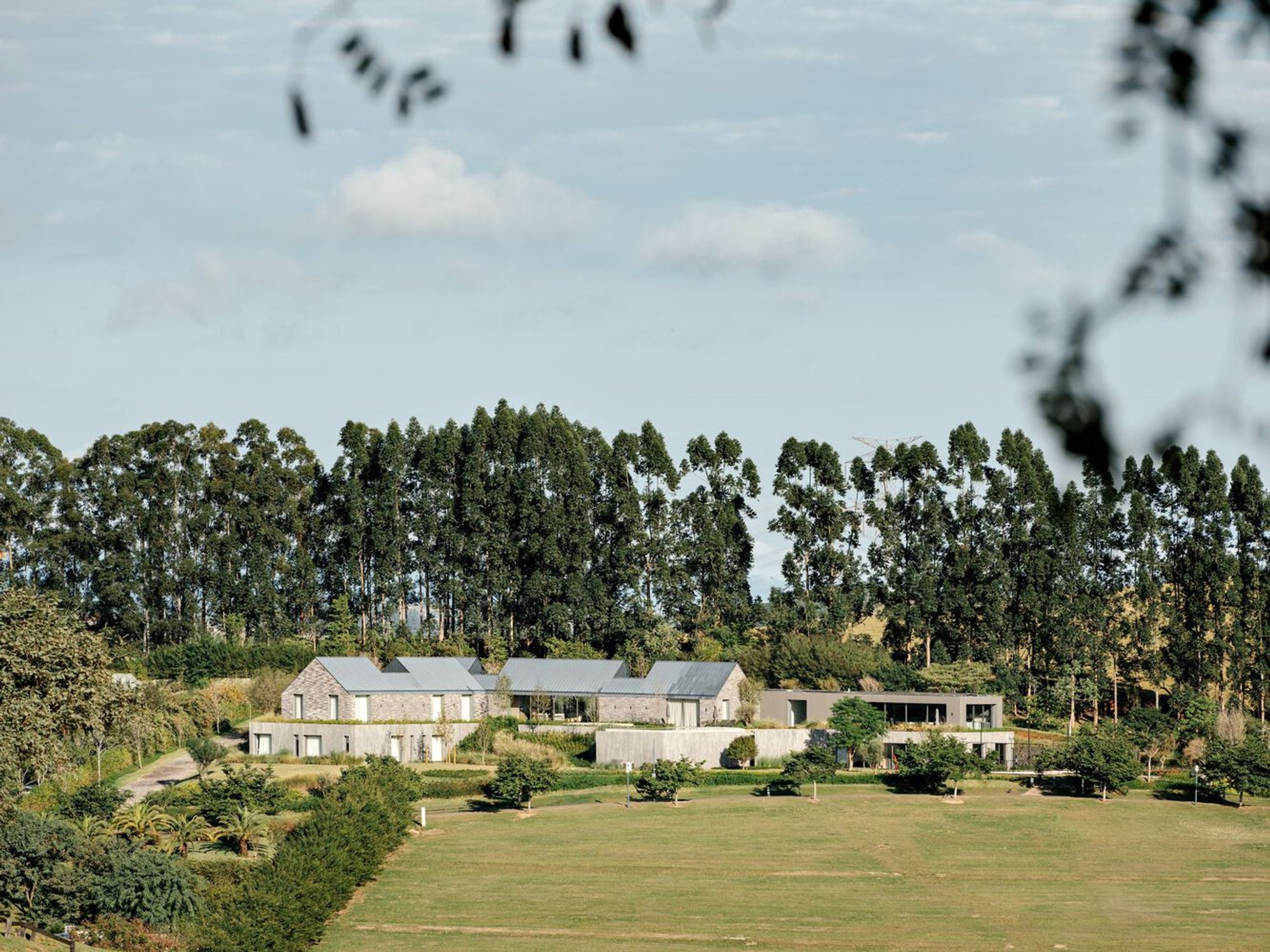 Luxury Barn-Style Architecture: CCB House by Kiko Salomão and Marcio Tanaka