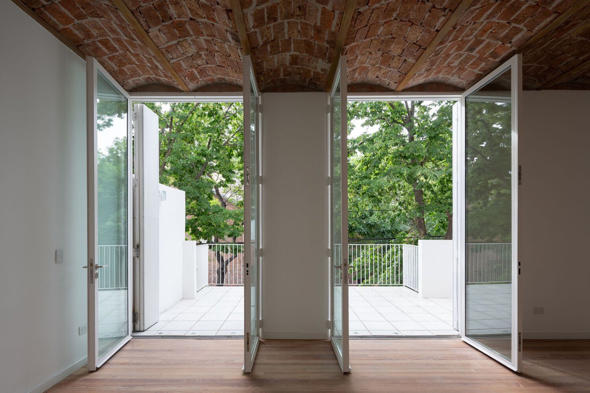 Ignacio Szulman Arquitecto Builds Two Sister Houses That Share a Courtyard Corridor in Buenos Aires