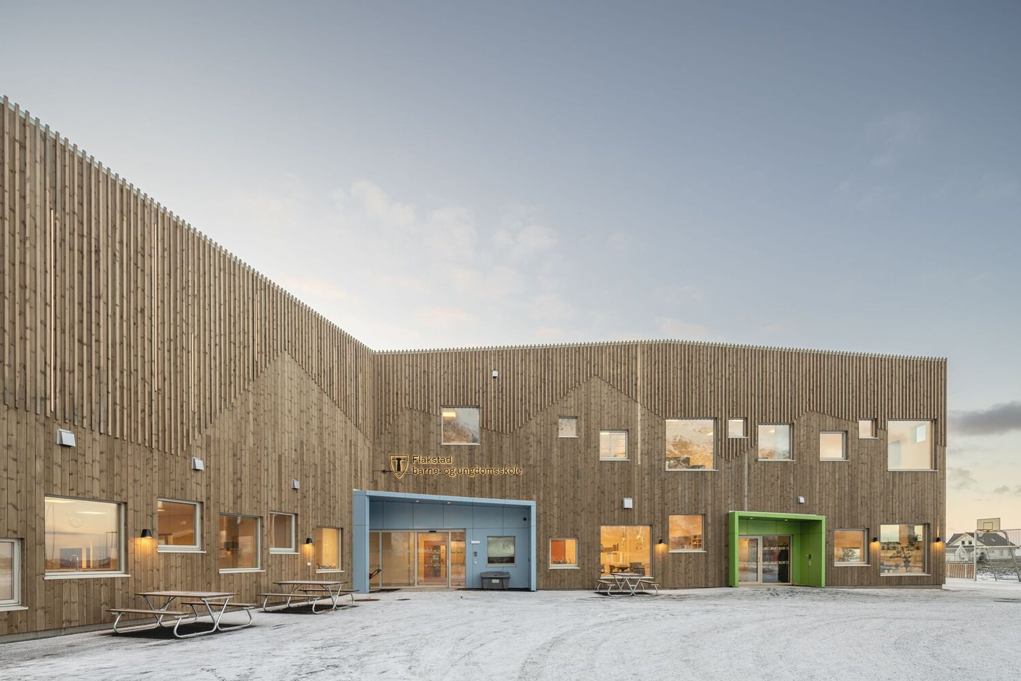 Flakstad School by LINK Arkitektur: A Resilient Design in Lofoten’s Rugged Landscape