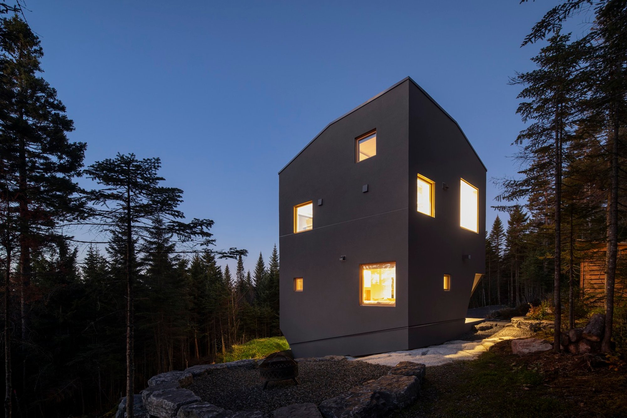 Blok House: A Modern Mountain Retreat Integrating Nature and Adventure