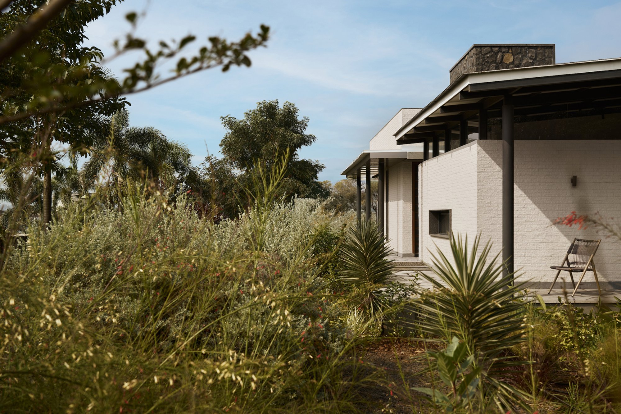 Pavilion House: A Modern Pavilion House Design Blending Nature and Elegance