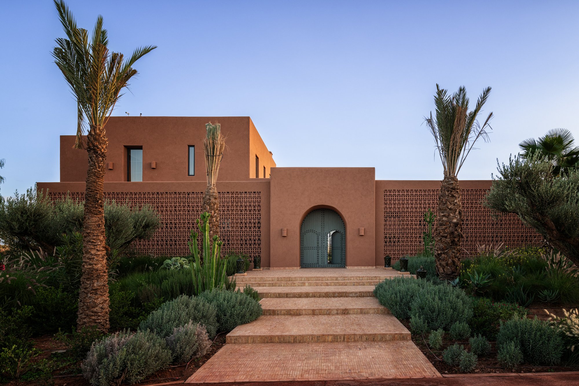 Villa Rosa: A Harmonious Fusion of Architecture and Landscape