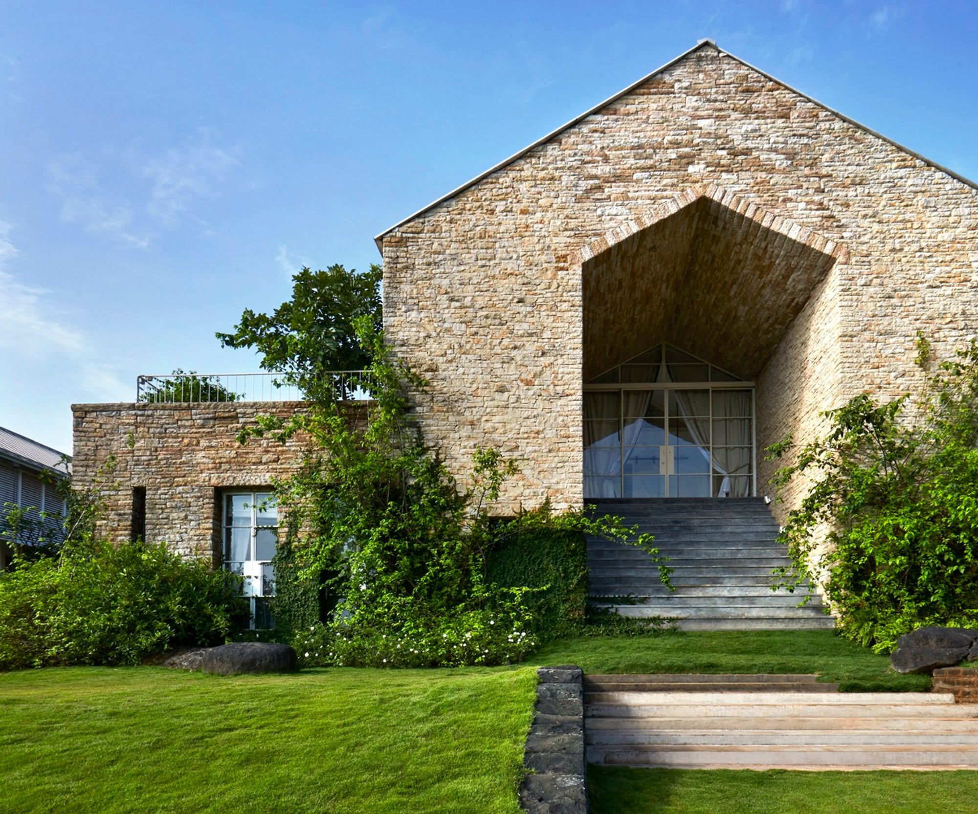 Plantation Retreat by Architecture BRIO: A Harmonious Fusion of Nature and Design