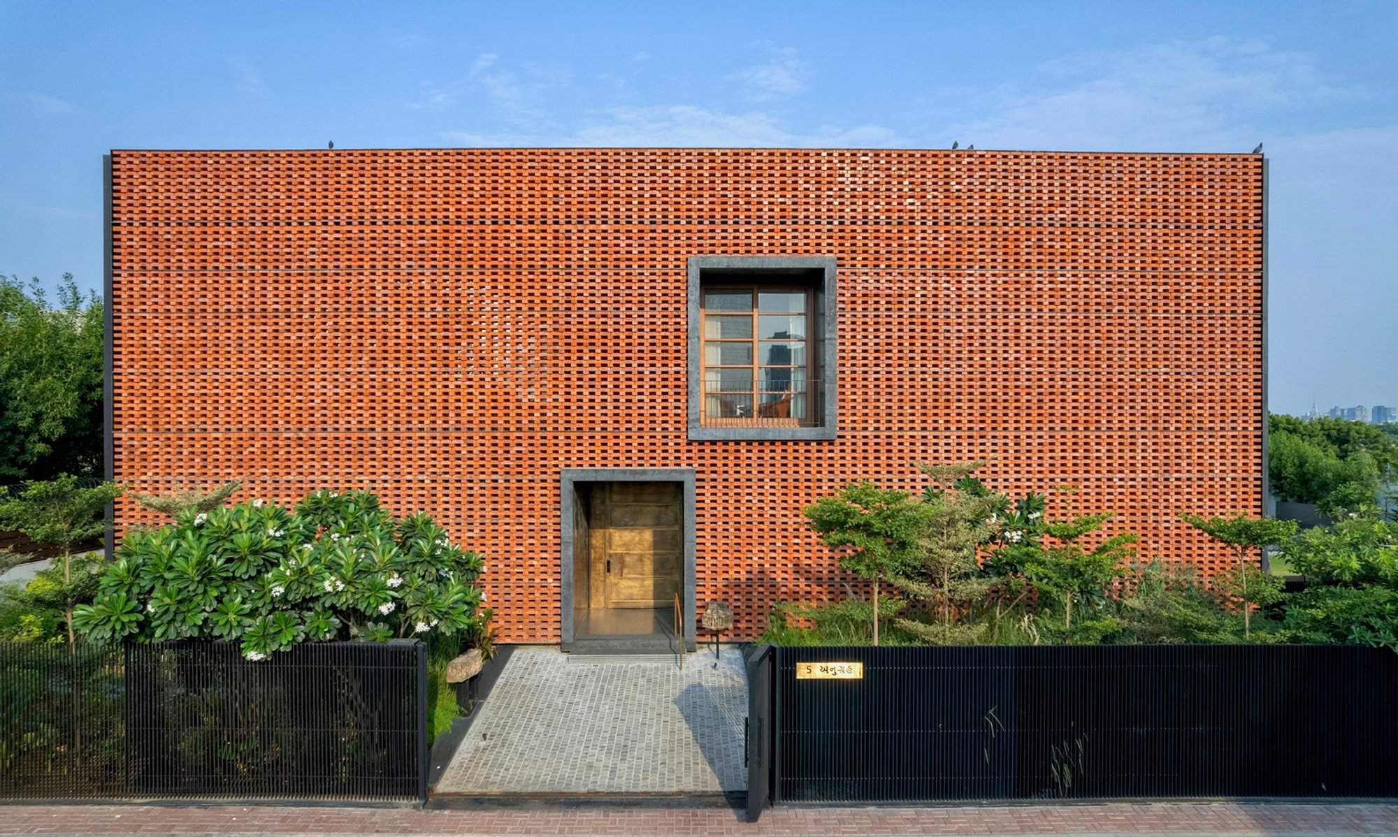 Ishtika House by SPASM Design Architects: A Harmonious Blend of Privacy, Nature, and Sustainable Design