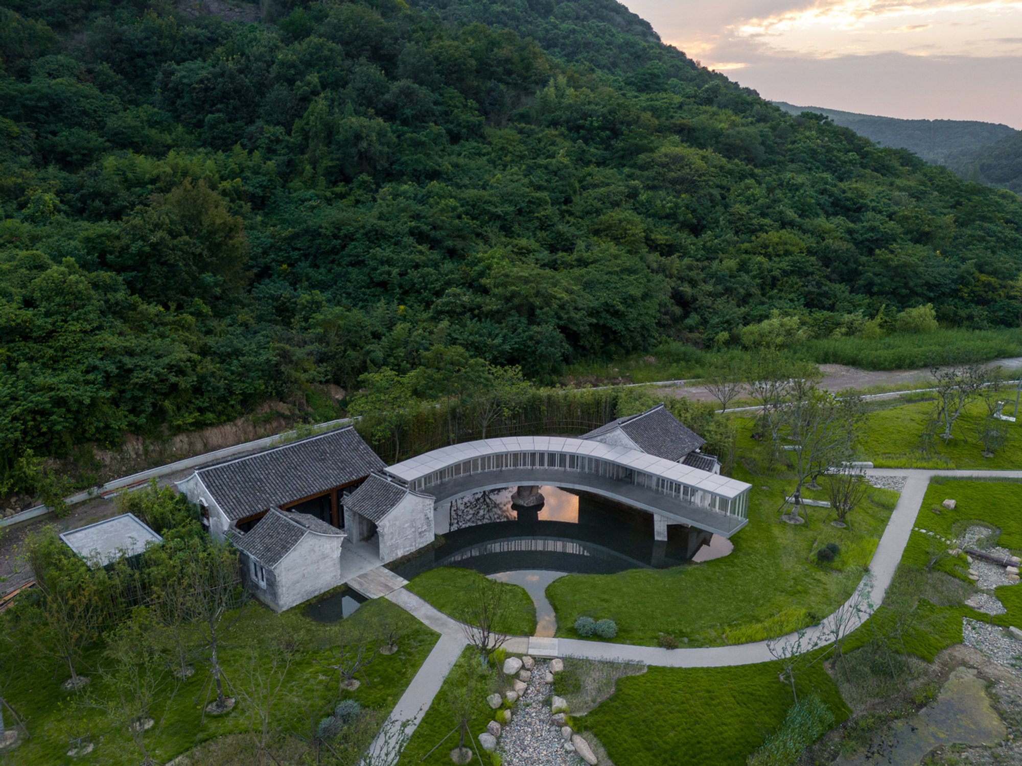 Lakeside Teahouse: A Harmonious Blend of Tradition and Modernity