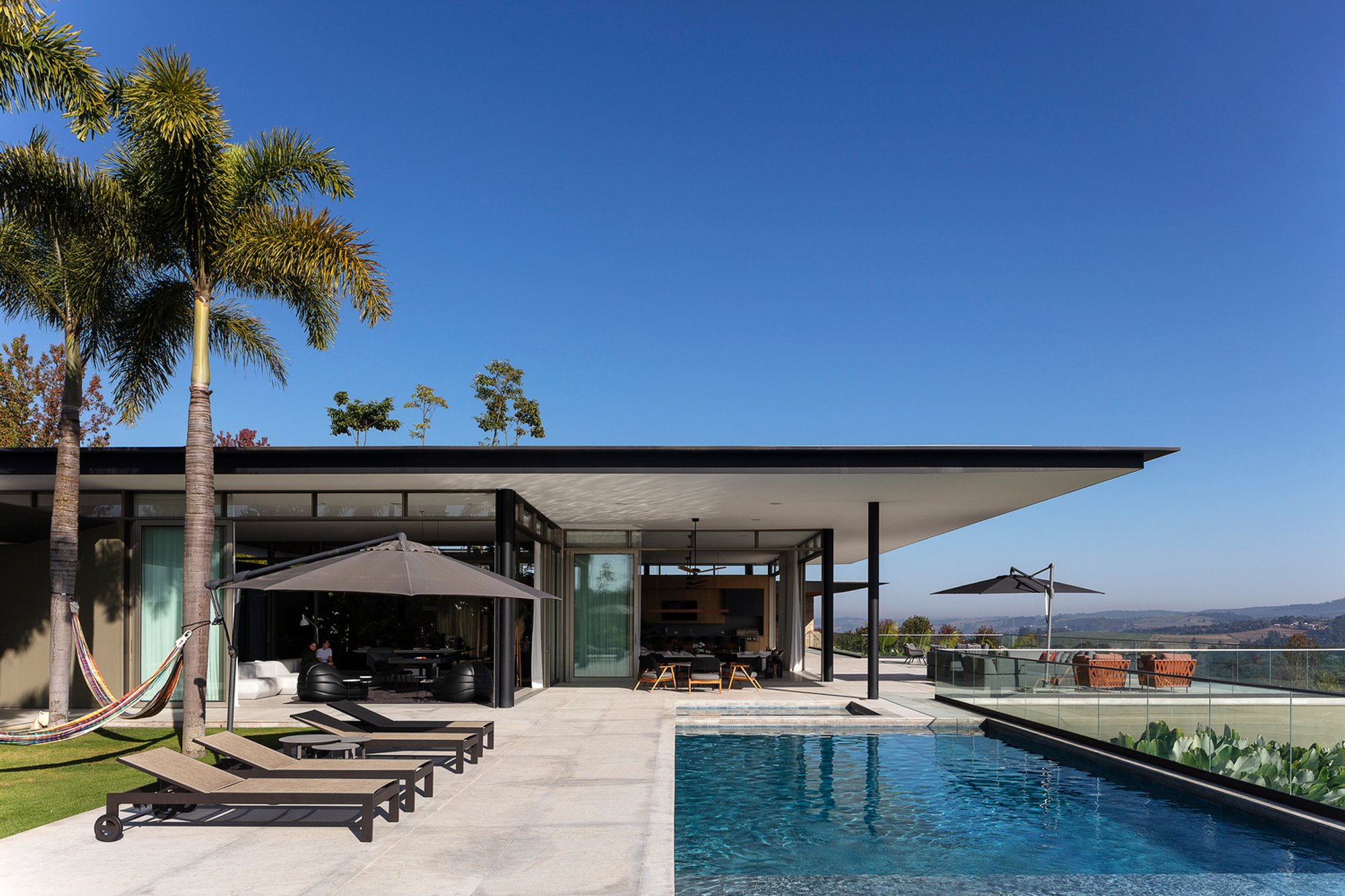 MDG Baroneza House: A Masterpiece of Contemporary Brazilian Architecture