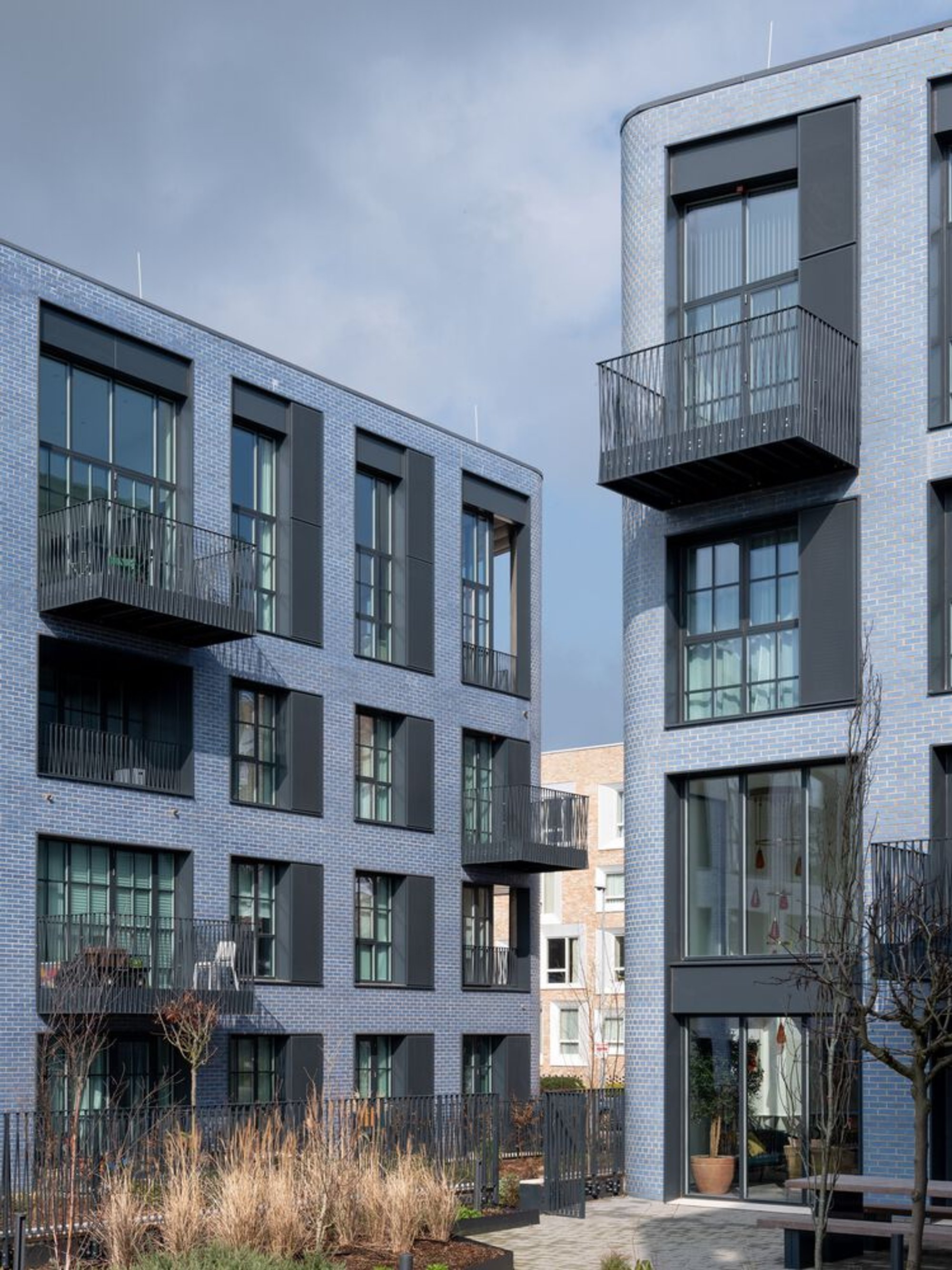 Alison Brooks Architects Merges Mill Typology and Collegiate Courts in a Net-Zero Cambridge Housing Scheme