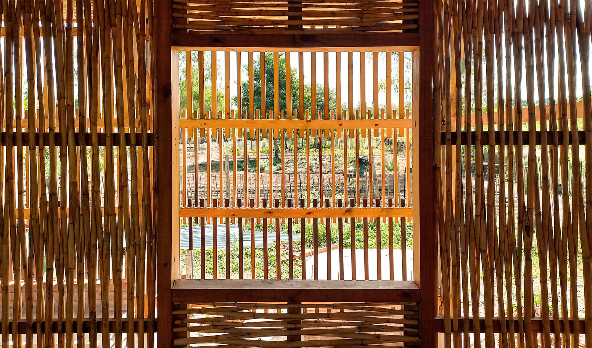 CIMBRA Builds a 45 m² Community Center with the Guarani Using Earth, Cane, and Indigenous Knowledge