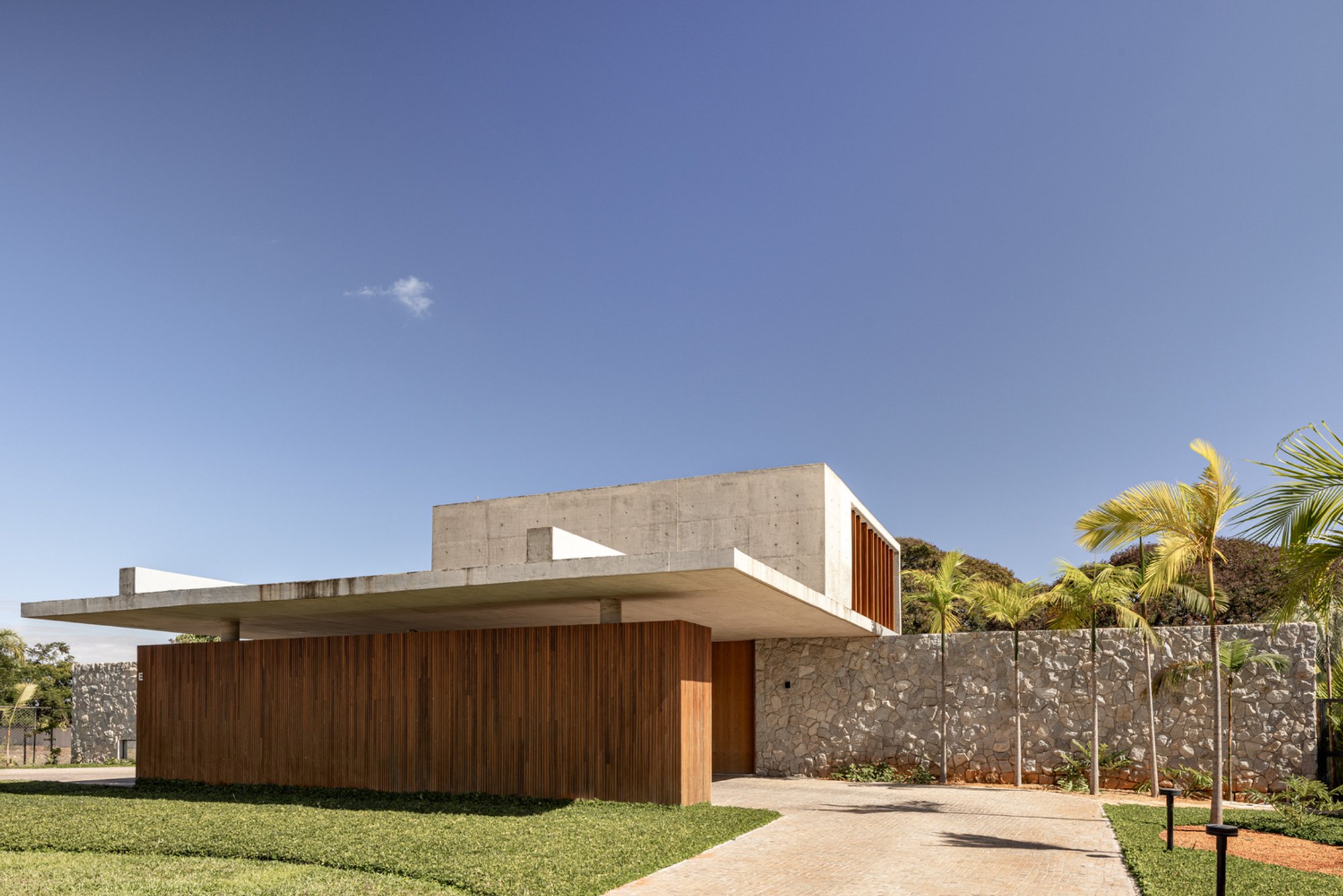 Stone House by Esquadra Arquitetos: A Harmonious Blend of Nature and Modern Design