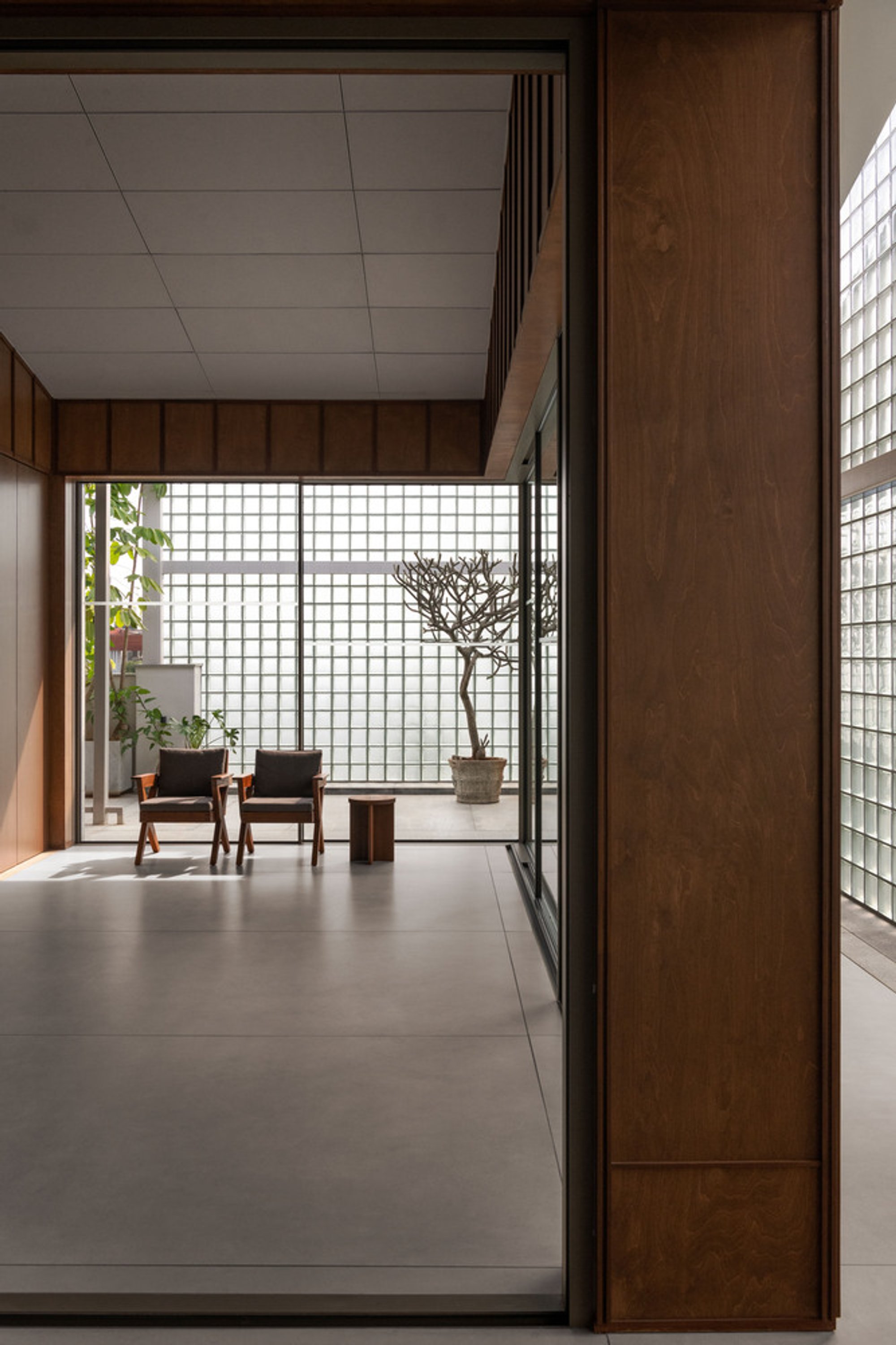Studio Prakruthi Places a Demountable Timber Office on a Bangalore Rooftop