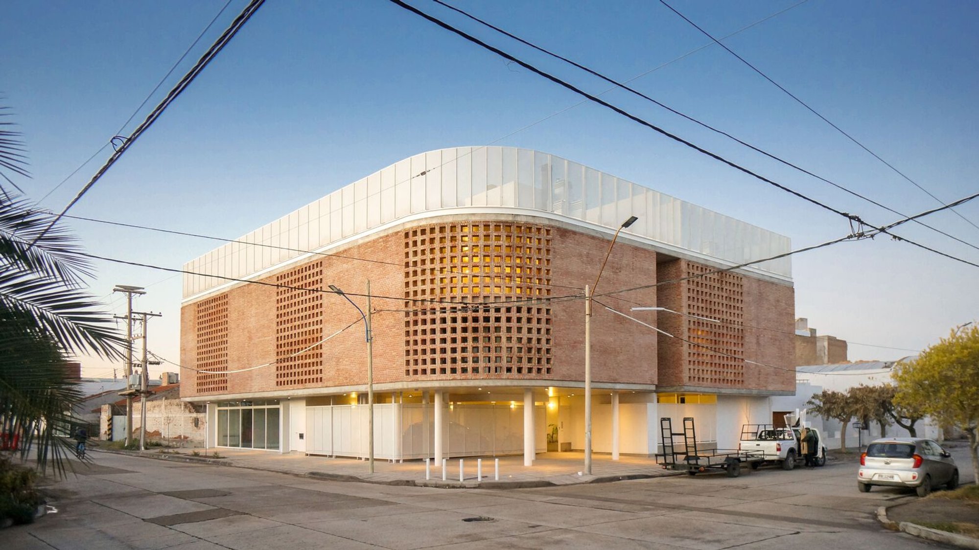 Chile 893 Building: A Harmonious Integration of Public and Private Spaces