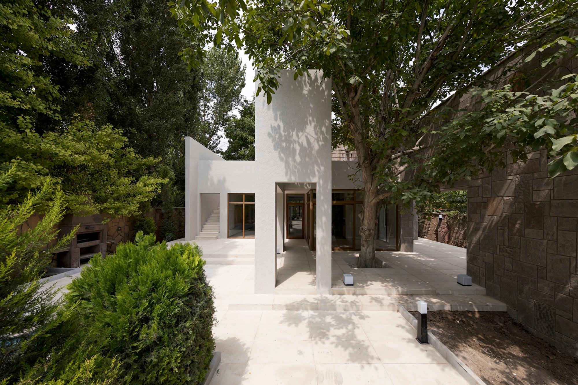 A House Between Two Walnuts by KAV Architects: A Harmonious Blend of Nature and Modern Living