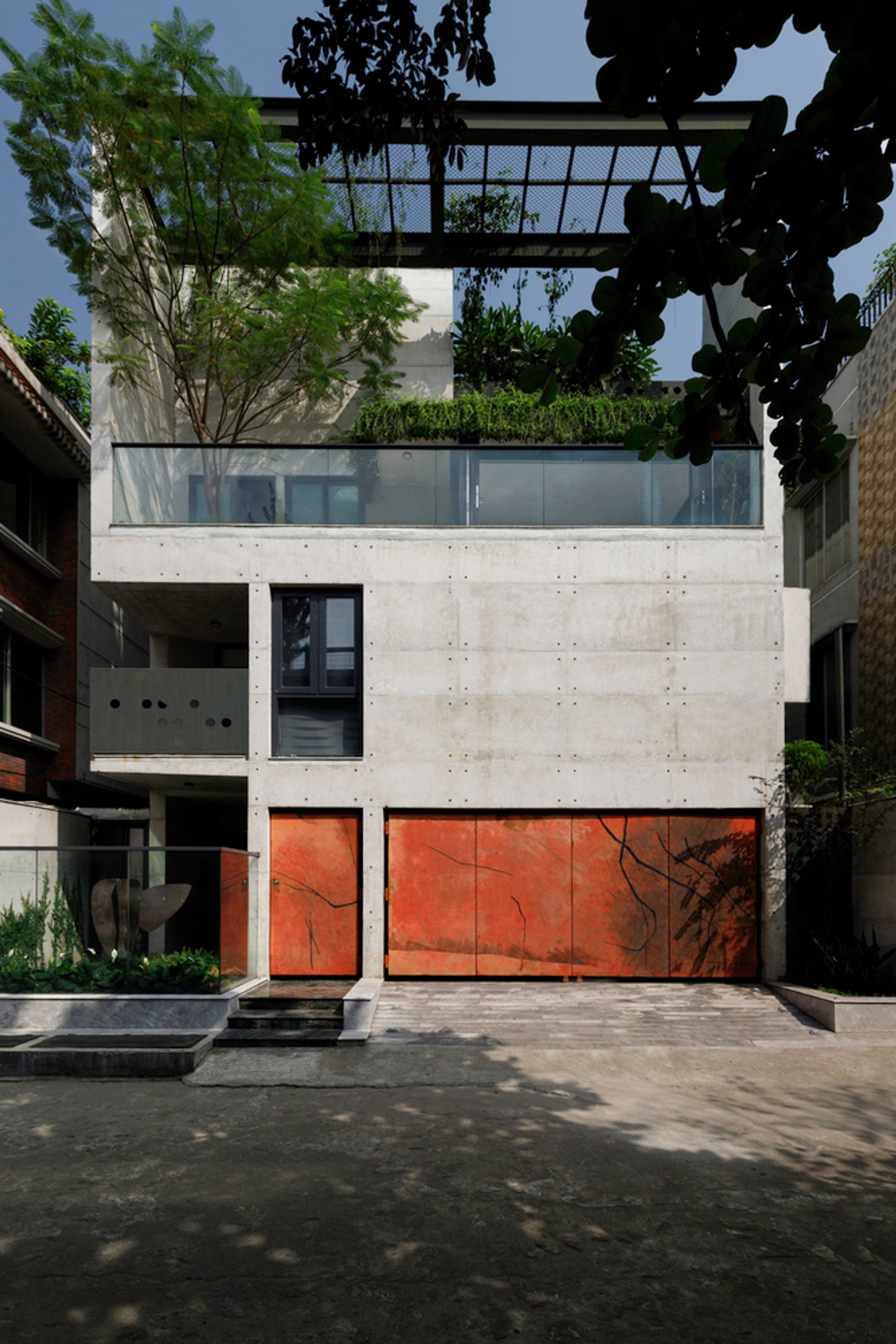 Amore - Omor Residence by Shatotto: A Harmonious Blend of Art, Architecture, and Nature