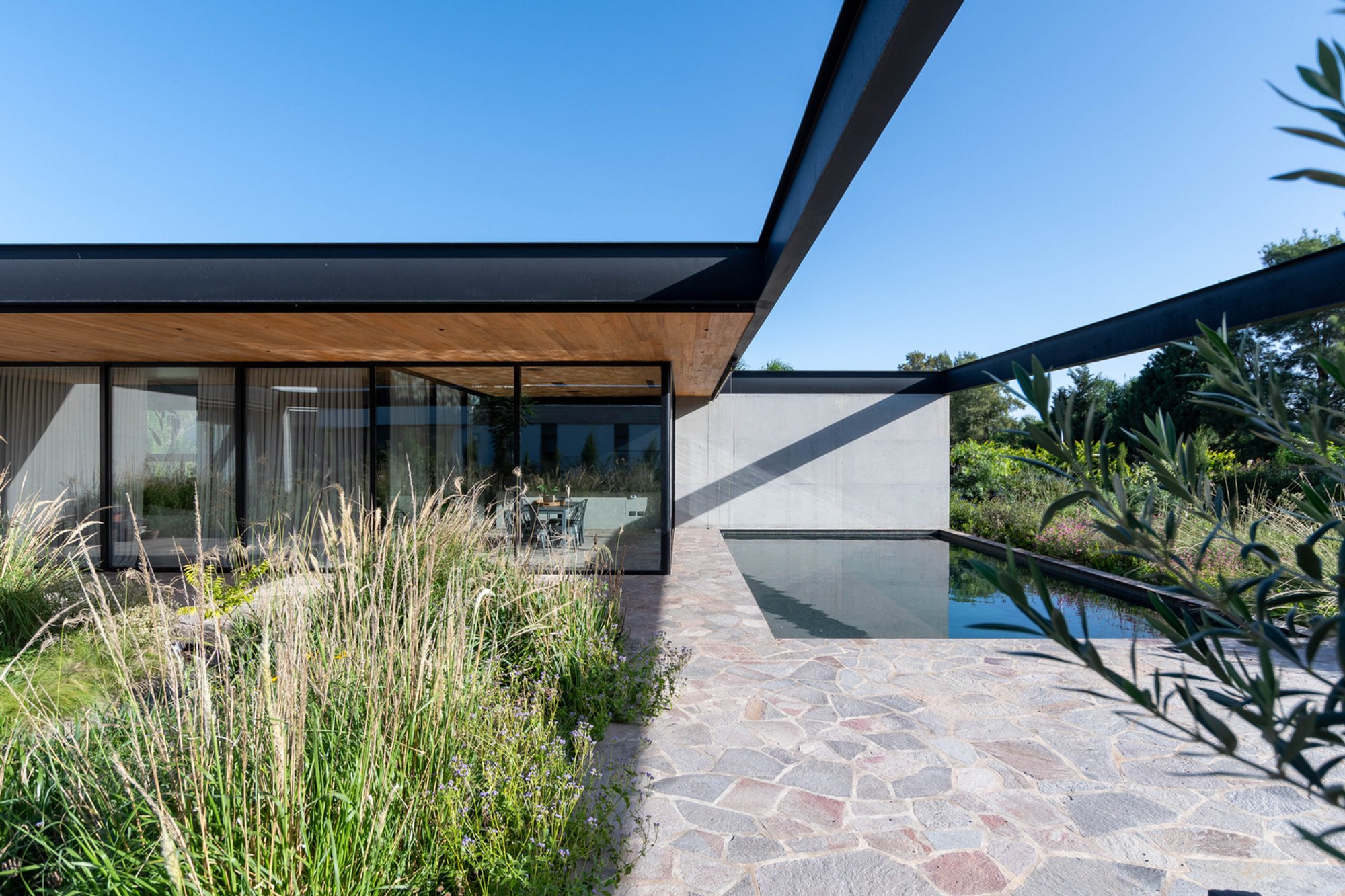 Cañuelas House: A Masterpiece of Modern Residential Architecture in Córdoba
