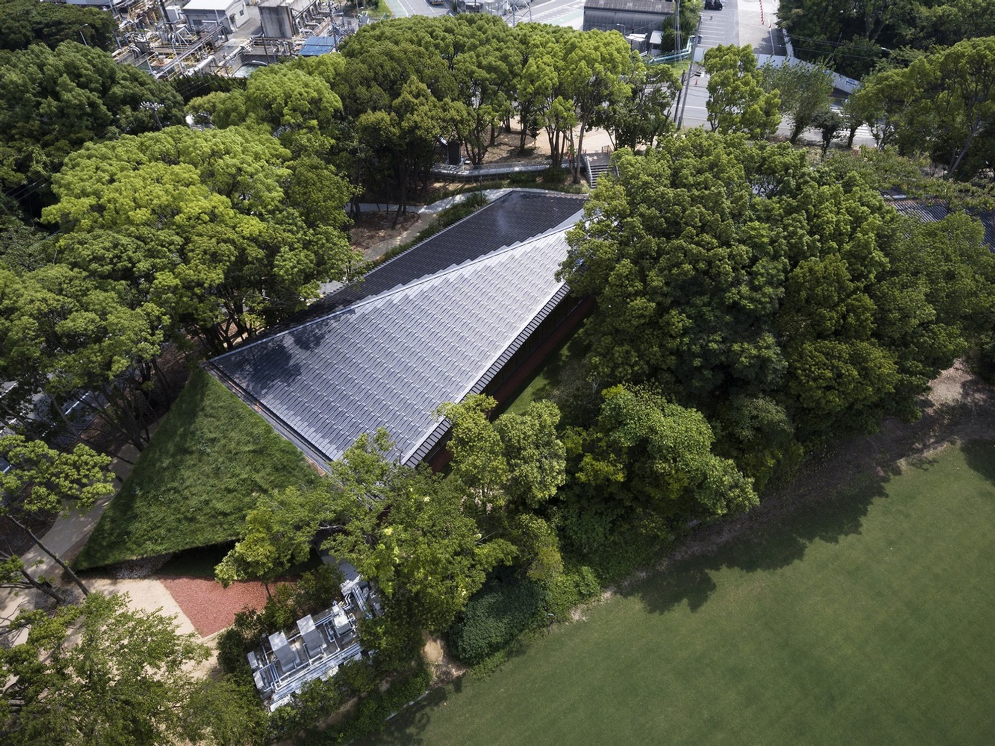 Kengo Kuma Tucks a Leaf-Shaped Wellness Center into a Forgotten Urban Thicket in Takasago