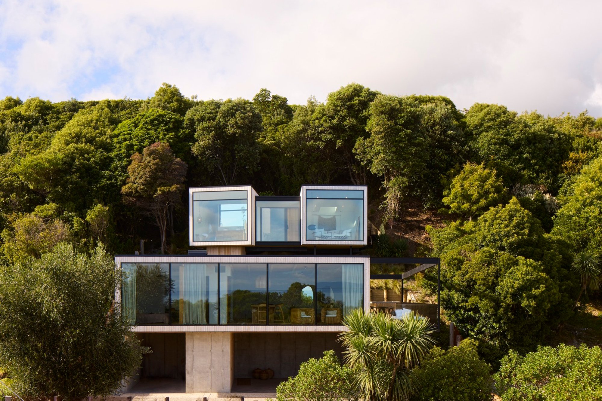 Ligar Bay Bach House: A Sustainable Coastal Retreat by Young Architects