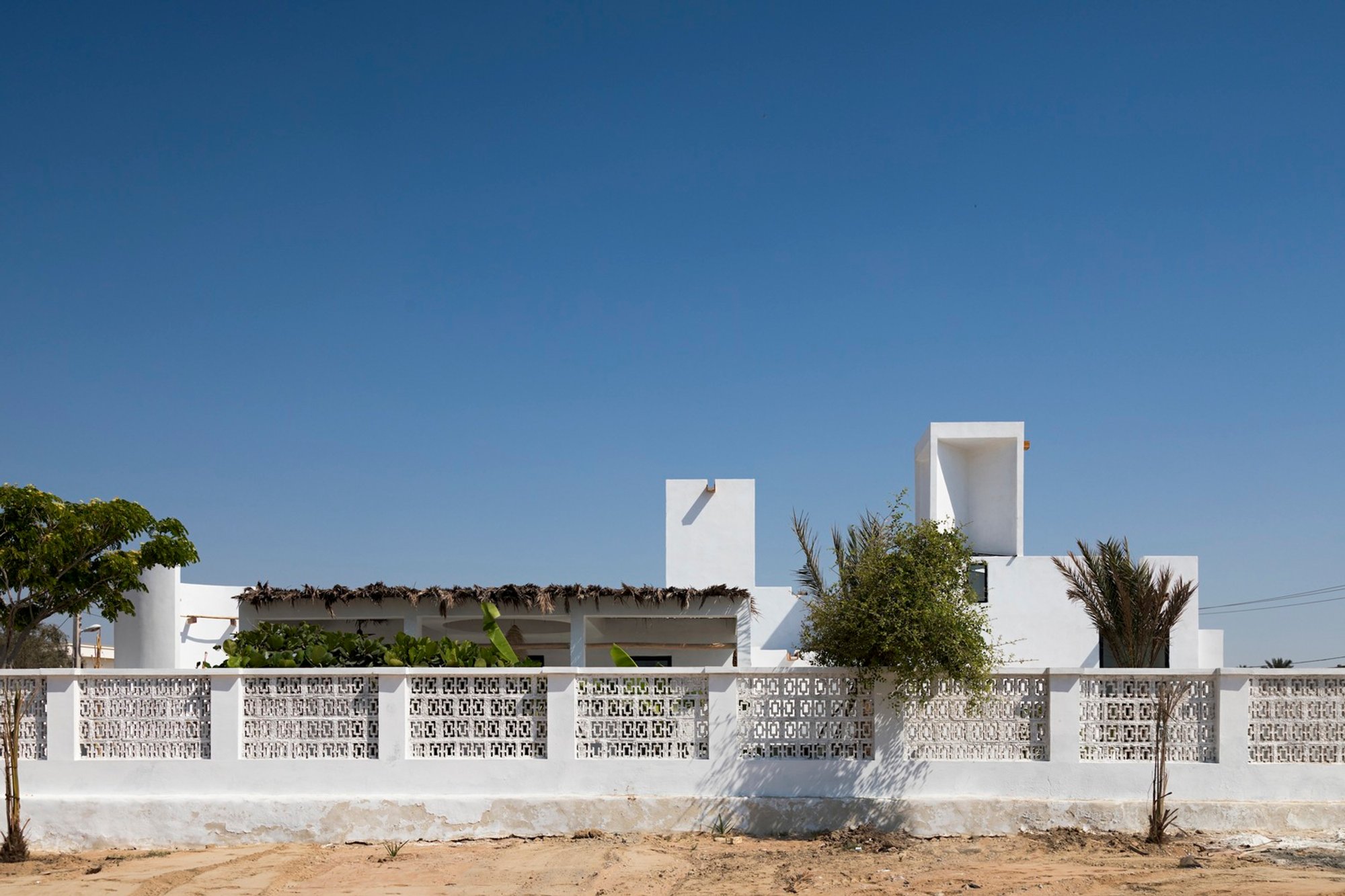 A House Overlooking the Persian Gulf: A Harmonious Blend of Tradition and Sustainability