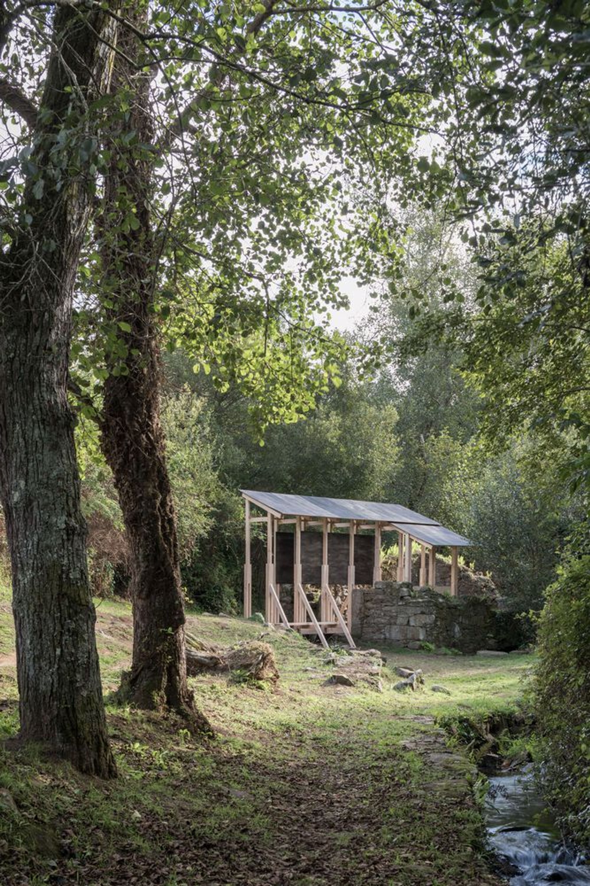 Intervention on a Stone Ruin: A Harmonious Fusion of Tradition and Innovation