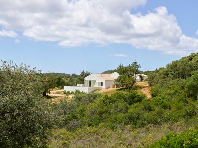 A Harmonious Fusion of Vernacular Algarve Architecture and Contemporary Sustainability