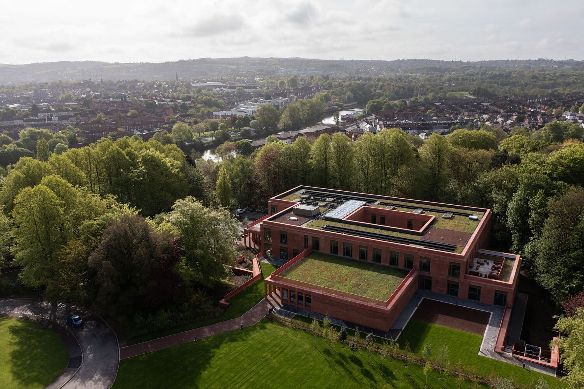 Queen’s Business School by TODD Architects: A Sustainable Landmark in Educational Architecture