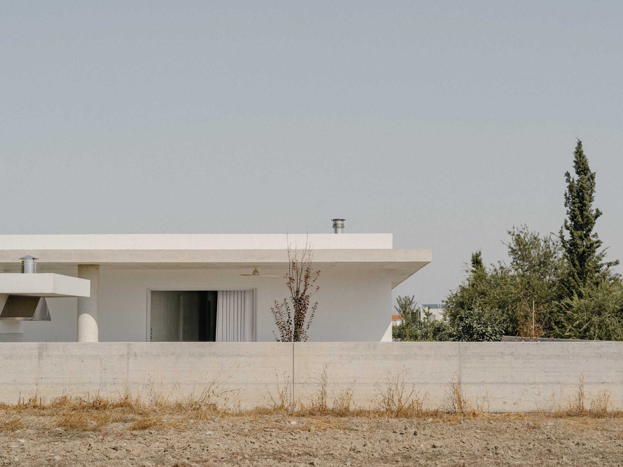 Makries Mires Residence Architecture: A Harmonious Blend of Concrete and Landscape