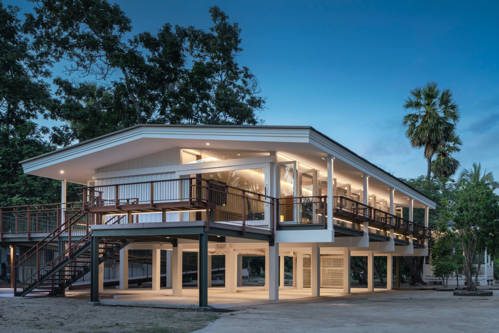 Heritage House Renovation: Baan Rom Taan House by IF (Integrated Field)