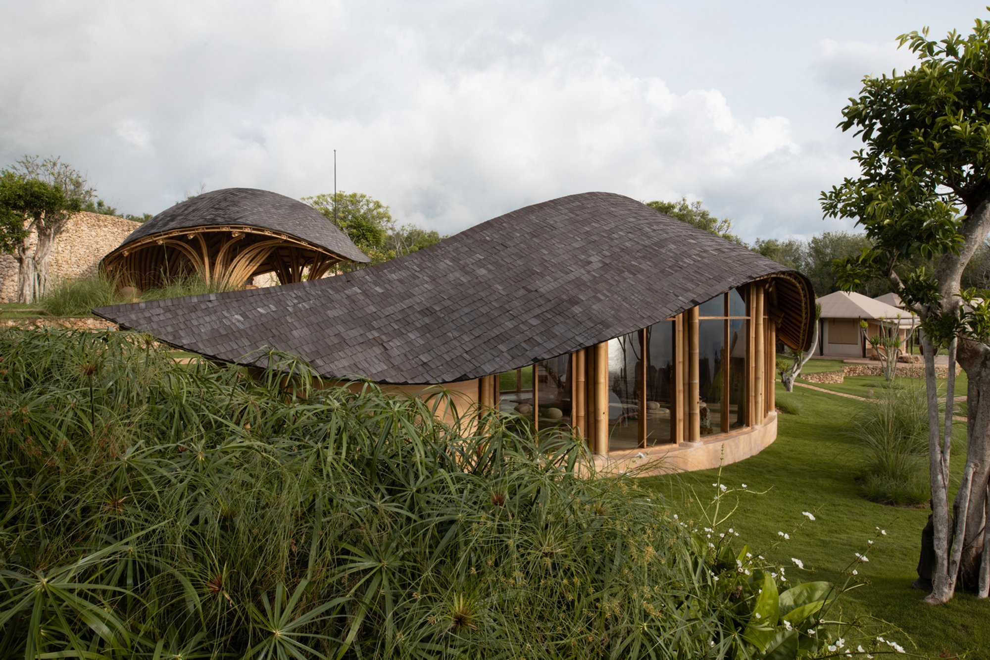 Fish Tail Tea Room by Pablo Luna Studio: A Sustainable Architectural Masterpiece in Bali