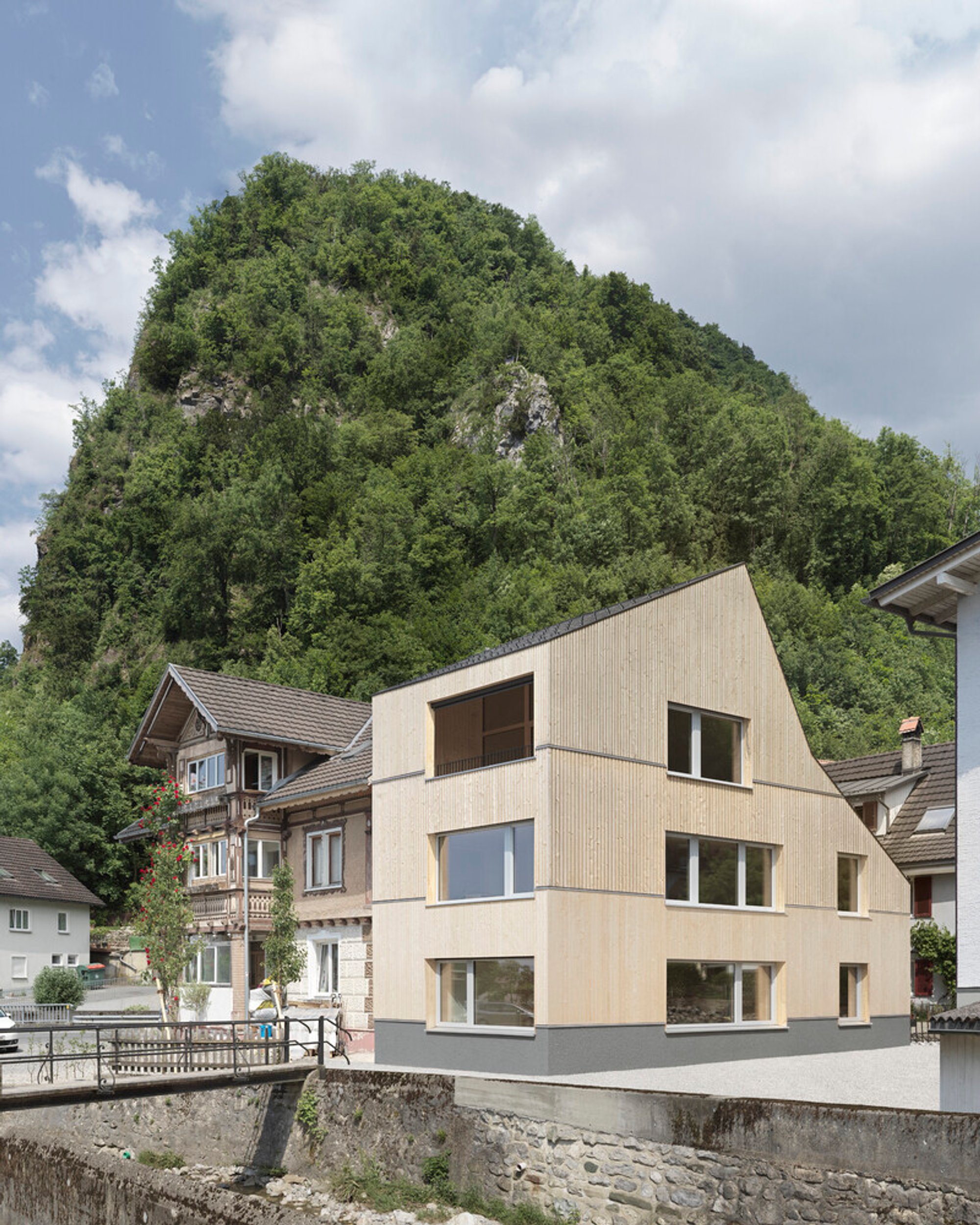 Densification House Below Castle Hill by MWArchitekten: A Modern Urban Infill in Austria