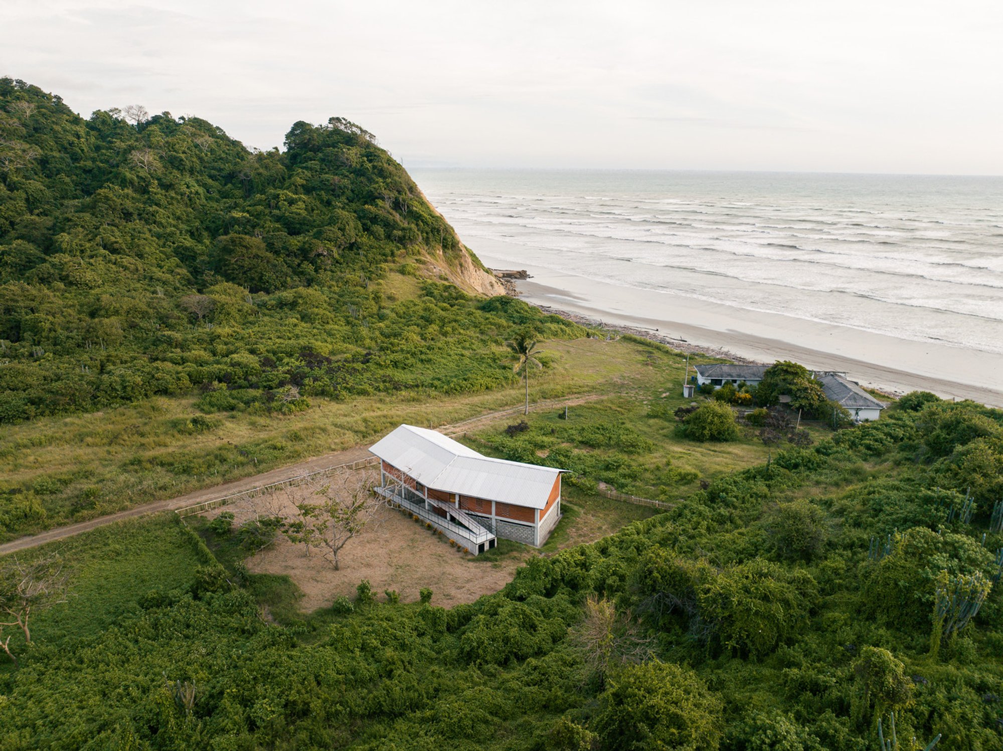Los Aposentos House by Bernardo Bustamante Arquitectos: A Sustainable Coastal Retreat in Ecuador