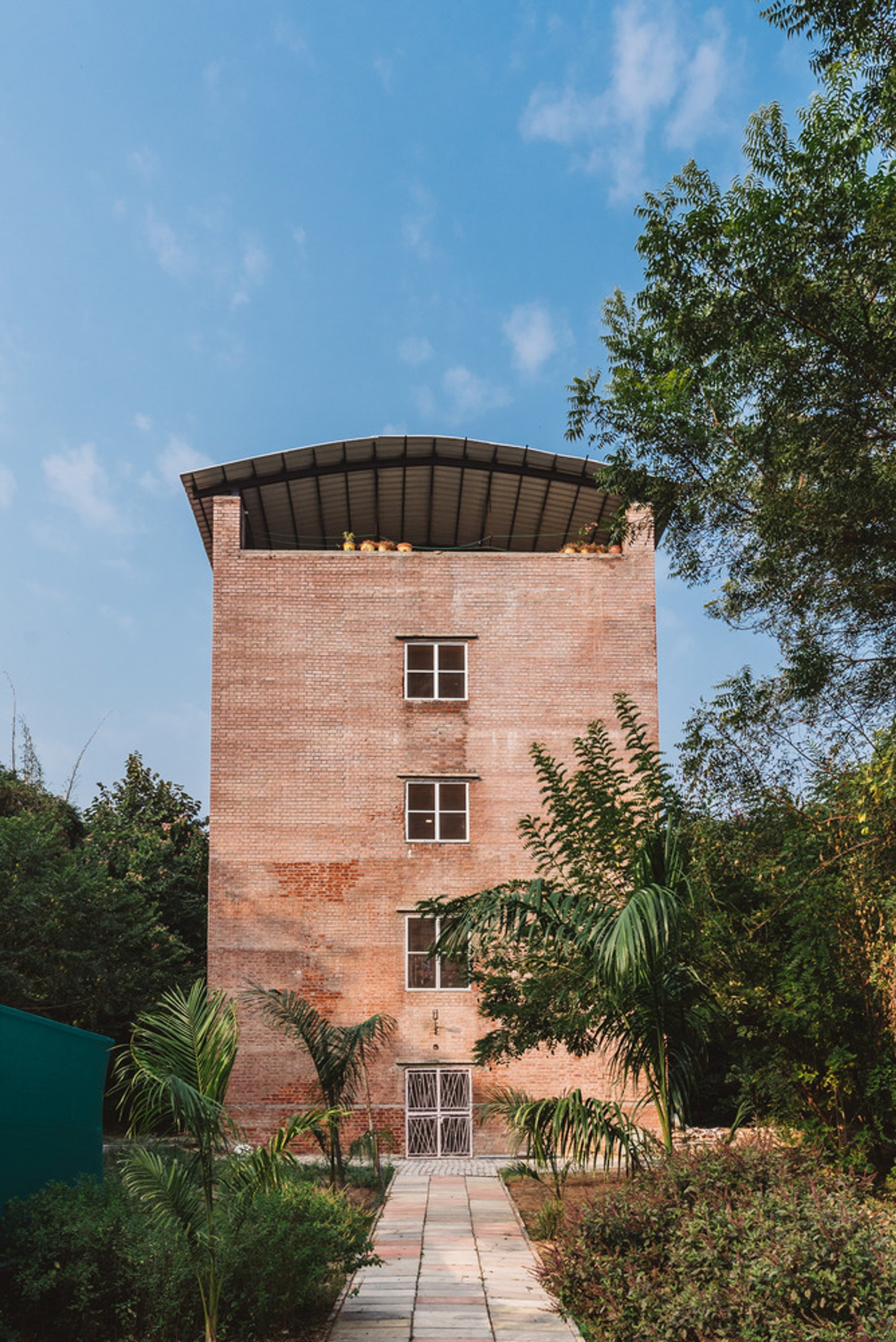 Oasis Valleys Institute: A Sustainable Architectural Marvel by EssTeam Design Services