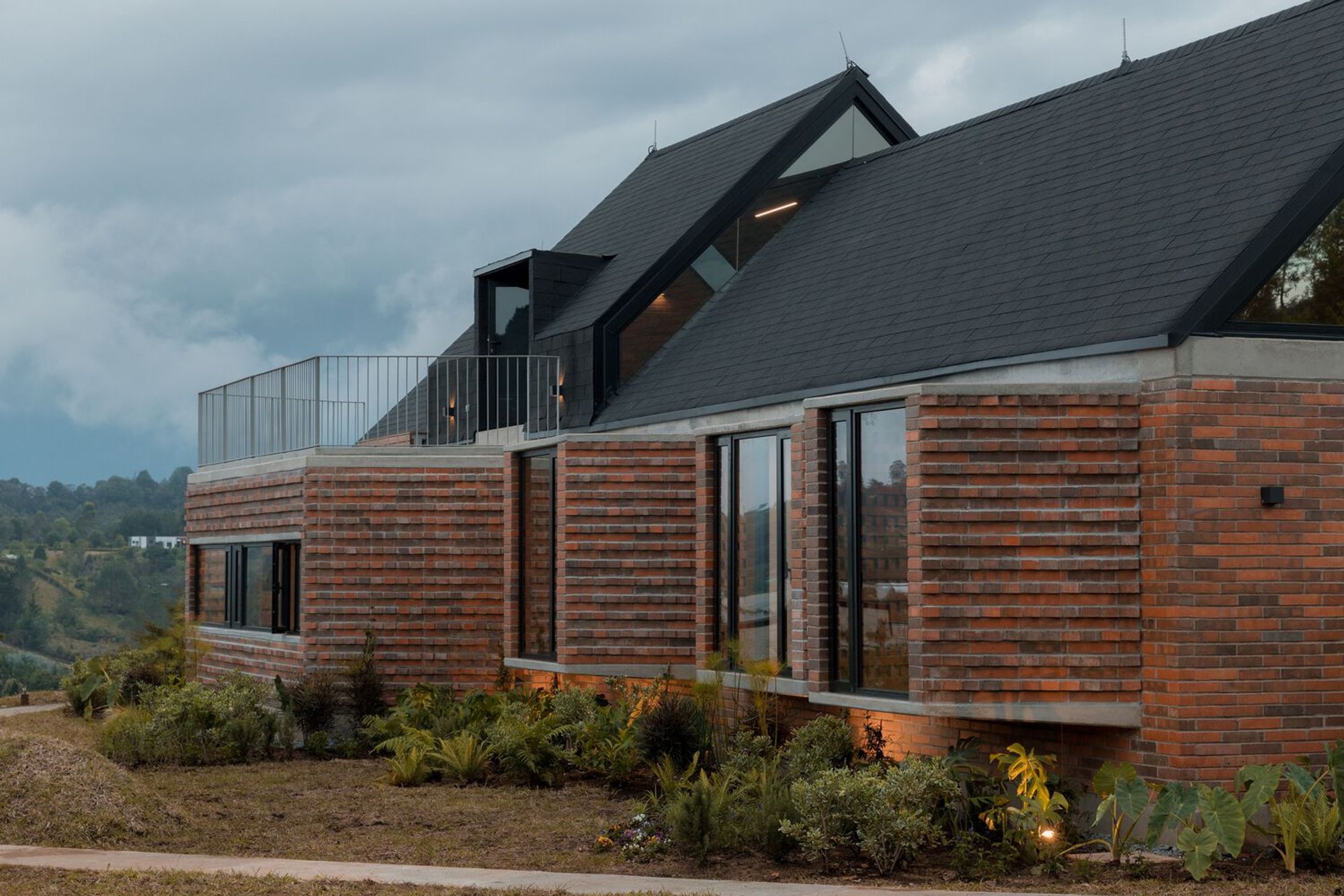 Morroplancho House by Capa Arquitectura: A Harmonious Dialogue with the Landscape