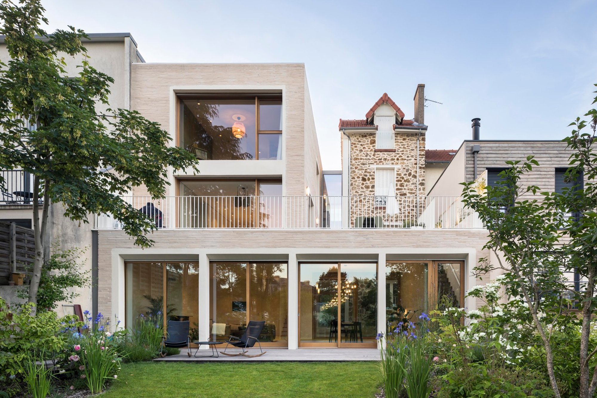 Francilian House by HEMAA Architectes: A Harmonious Blend of Old and New