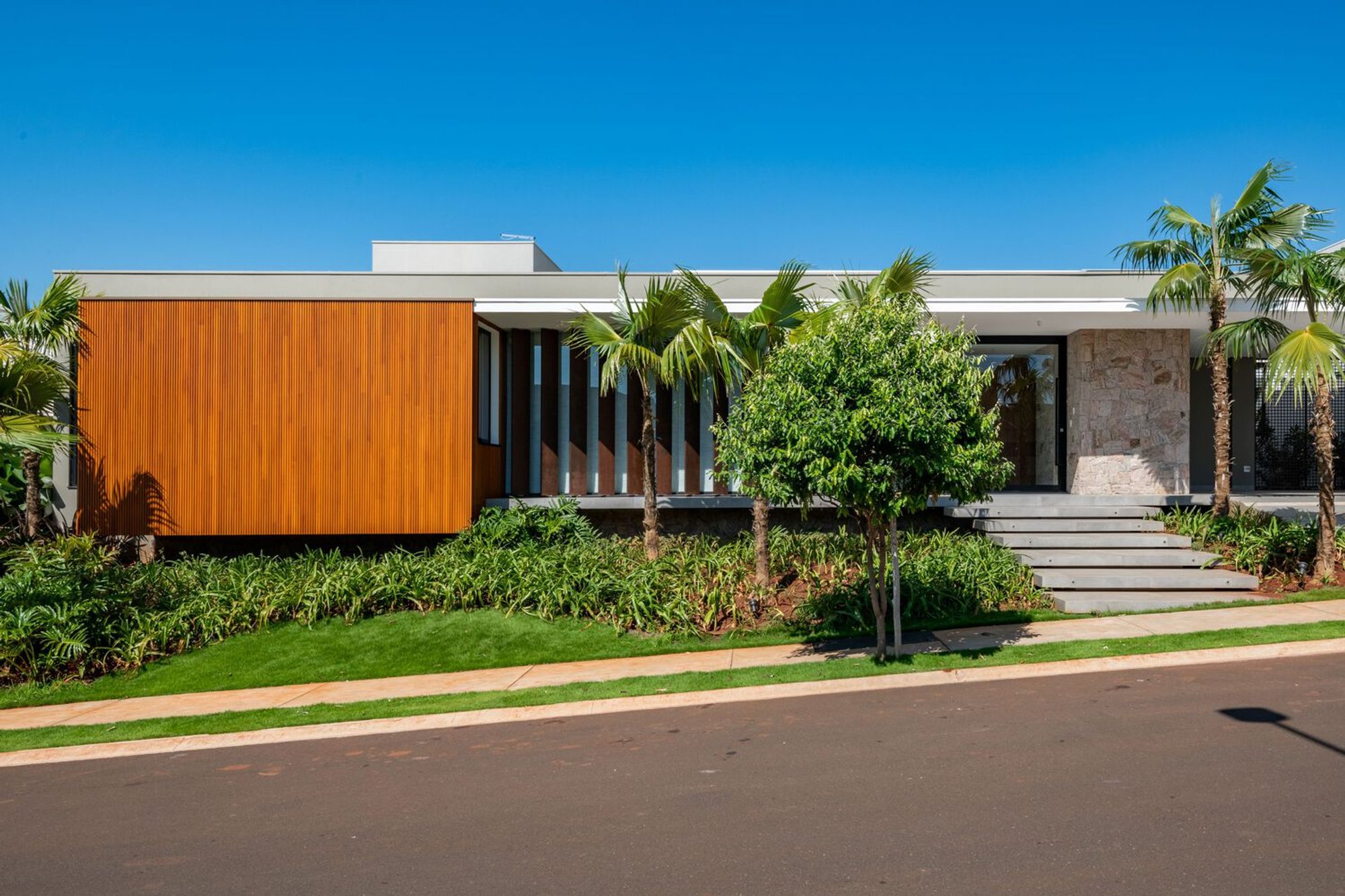 Patio House by Renata Barbugli: A Modernist Retreat in Brazil