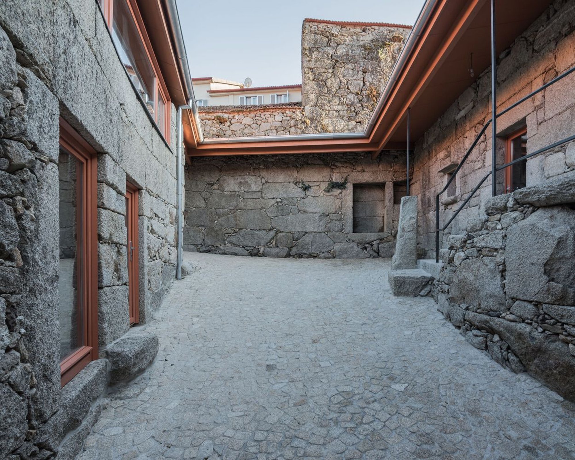 Rural House in Soutelos, Ruivães: A Masterful Example of Rural Tourism Architecture
