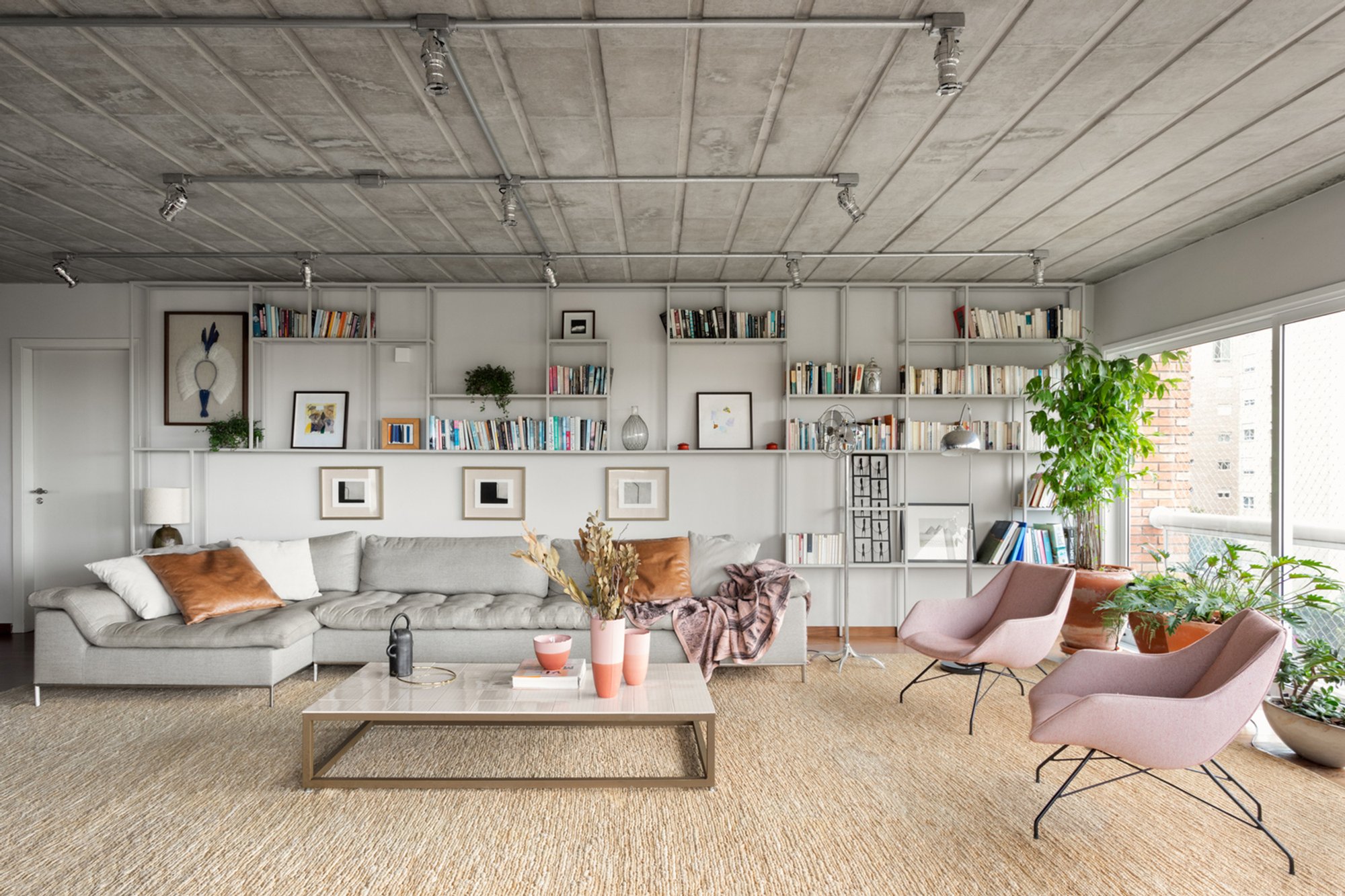 Apartamento Rodésia: A Harmonious Blend of Urban and Rustic Elegance